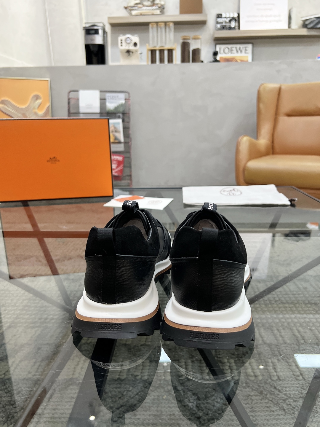P380 H 🔍顶级代购🇮🇹 爱 超人气男神运动鞋新品来袭专柜同步发售原厂配置，意大利进口原版牛皮面料，透气舒适运动达人必备，透气舒适牛皮里垫，鞋底：原厂特供原版底超级舒适，原厂跟单货 🔍🔍高品质，可随意进出专柜，欢迎对比专柜同步，码数 38-45