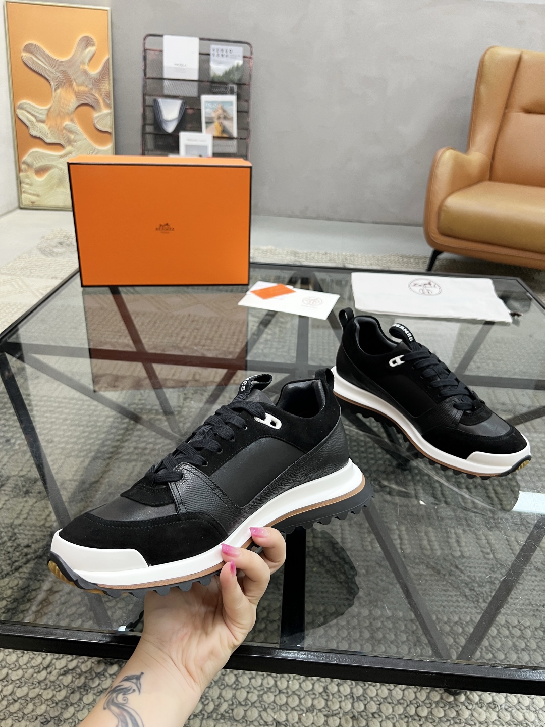 P380 H 🔍顶级代购🇮🇹 爱 超人气男神运动鞋新品来袭专柜同步发售原厂配置，意大利进口原版牛皮面料，透气舒适运动达人必备，透气舒适牛皮里垫，鞋底：原厂特供原版底超级舒适，原厂跟单货 🔍🔍高品质，可随意进出专柜，欢迎对比专柜同步，码数 38-45