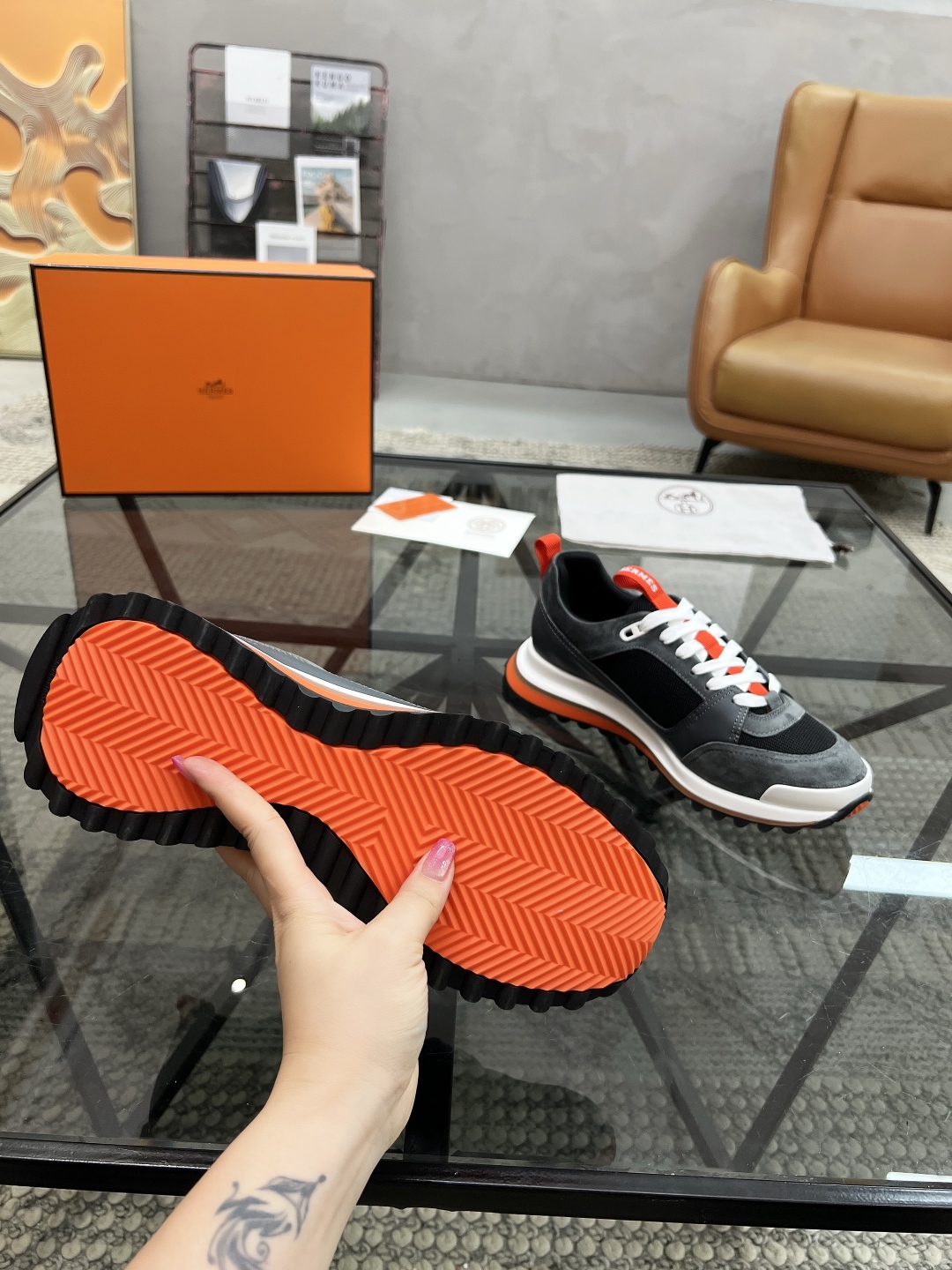 P380 H 🔍顶级代购🇮🇹 爱 超人气男神运动鞋新品来袭专柜同步发售原厂配置，意大利进口原版牛皮面料，透气舒适运动达人必备，透气舒适牛皮里垫，鞋底：原厂特供原版底超级舒适，原厂跟单货 🔍🔍高品质，可随意进出专柜，欢迎对比专柜同步，码数 38-45