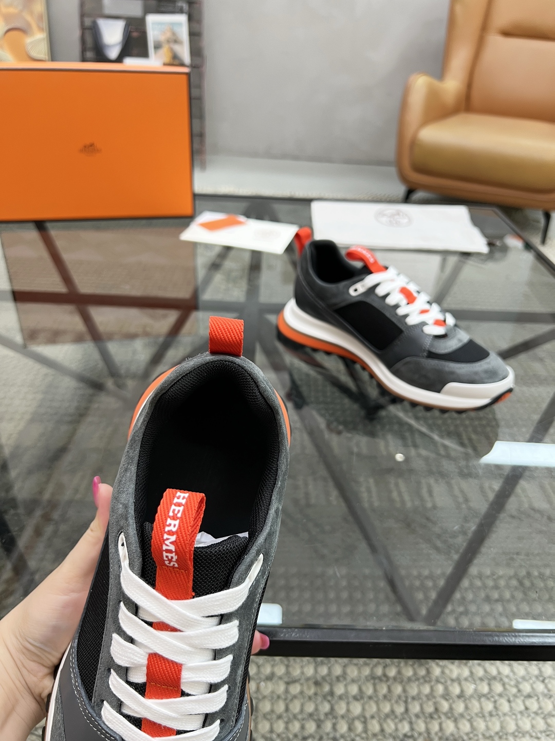 P380 H 🔍顶级代购🇮🇹 爱 超人气男神运动鞋新品来袭专柜同步发售原厂配置，意大利进口原版牛皮面料，透气舒适运动达人必备，透气舒适牛皮里垫，鞋底：原厂特供原版底超级舒适，原厂跟单货 🔍🔍高品质，可随意进出专柜，欢迎对比专柜同步，码数 38-45