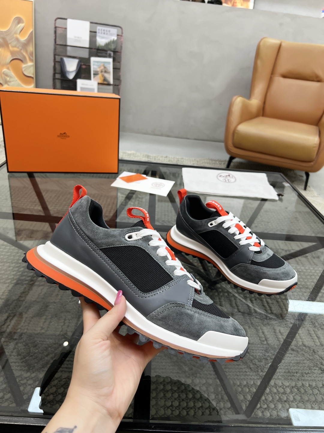 P380 H 🔍顶级代购🇮🇹 爱 超人气男神运动鞋新品来袭专柜同步发售原厂配置，意大利进口原版牛皮面料，透气舒适运动达人必备，透气舒适牛皮里垫，鞋底：原厂特供原版底超级舒适，原厂跟单货 🔍🔍高品质，可随意进出专柜，欢迎对比专柜同步，码数 38-45
