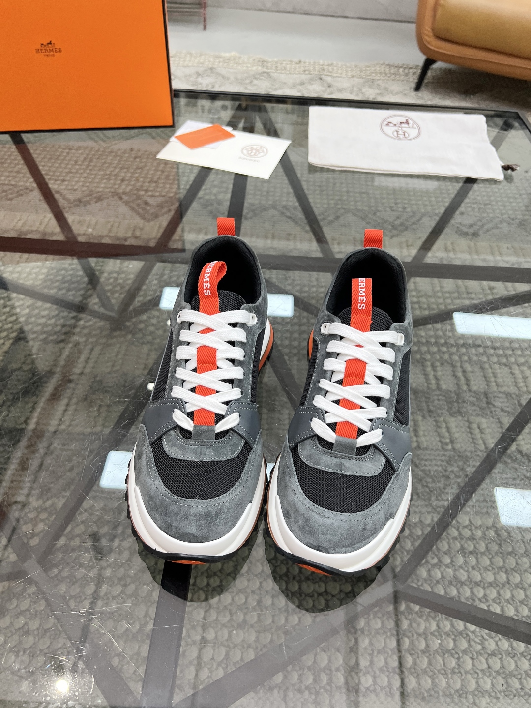 P380 H 🔍顶级代购🇮🇹 爱 超人气男神运动鞋新品来袭专柜同步发售原厂配置，意大利进口原版牛皮面料，透气舒适运动达人必备，透气舒适牛皮里垫，鞋底：原厂特供原版底超级舒适，原厂跟单货 🔍🔍高品质，可随意进出专柜，欢迎对比专柜同步，码数 38-45