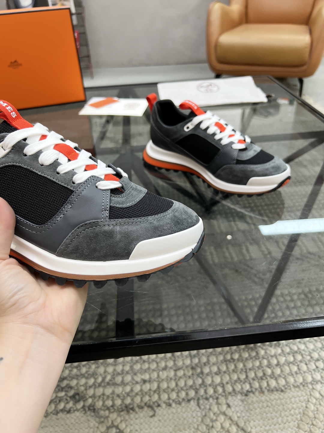 P380 H 🔍顶级代购🇮🇹 爱 超人气男神运动鞋新品来袭专柜同步发售原厂配置，意大利进口原版牛皮面料，透气舒适运动达人必备，透气舒适牛皮里垫，鞋底：原厂特供原版底超级舒适，原厂跟单货 🔍🔍高品质，可随意进出专柜，欢迎对比专柜同步，码数 38-45
