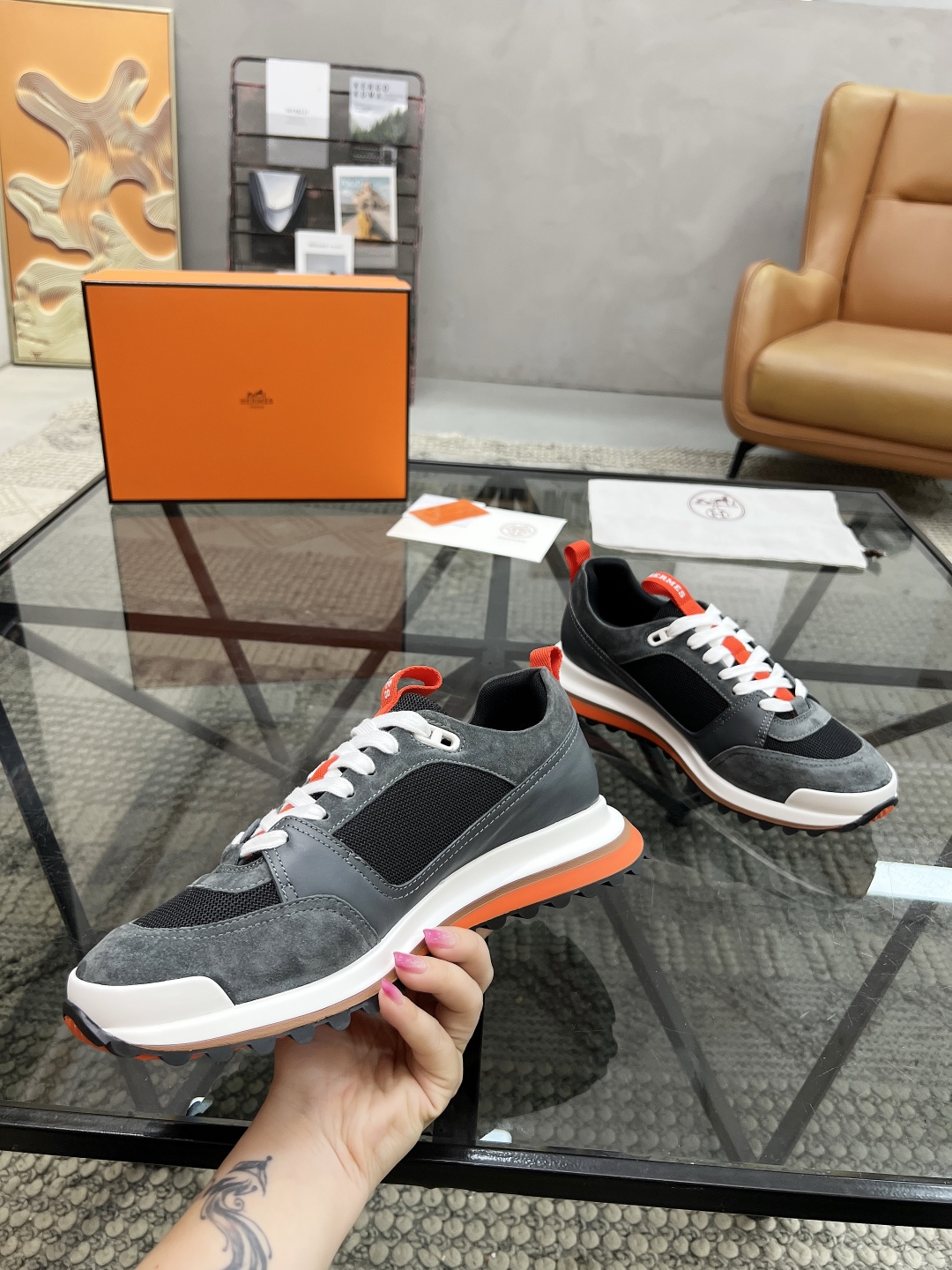 P380 H 🔍顶级代购🇮🇹 爱 超人气男神运动鞋新品来袭专柜同步发售原厂配置，意大利进口原版牛皮面料，透气舒适运动达人必备，透气舒适牛皮里垫，鞋底：原厂特供原版底超级舒适，原厂跟单货 🔍🔍高品质，可随意进出专柜，欢迎对比专柜同步，码数 38-45