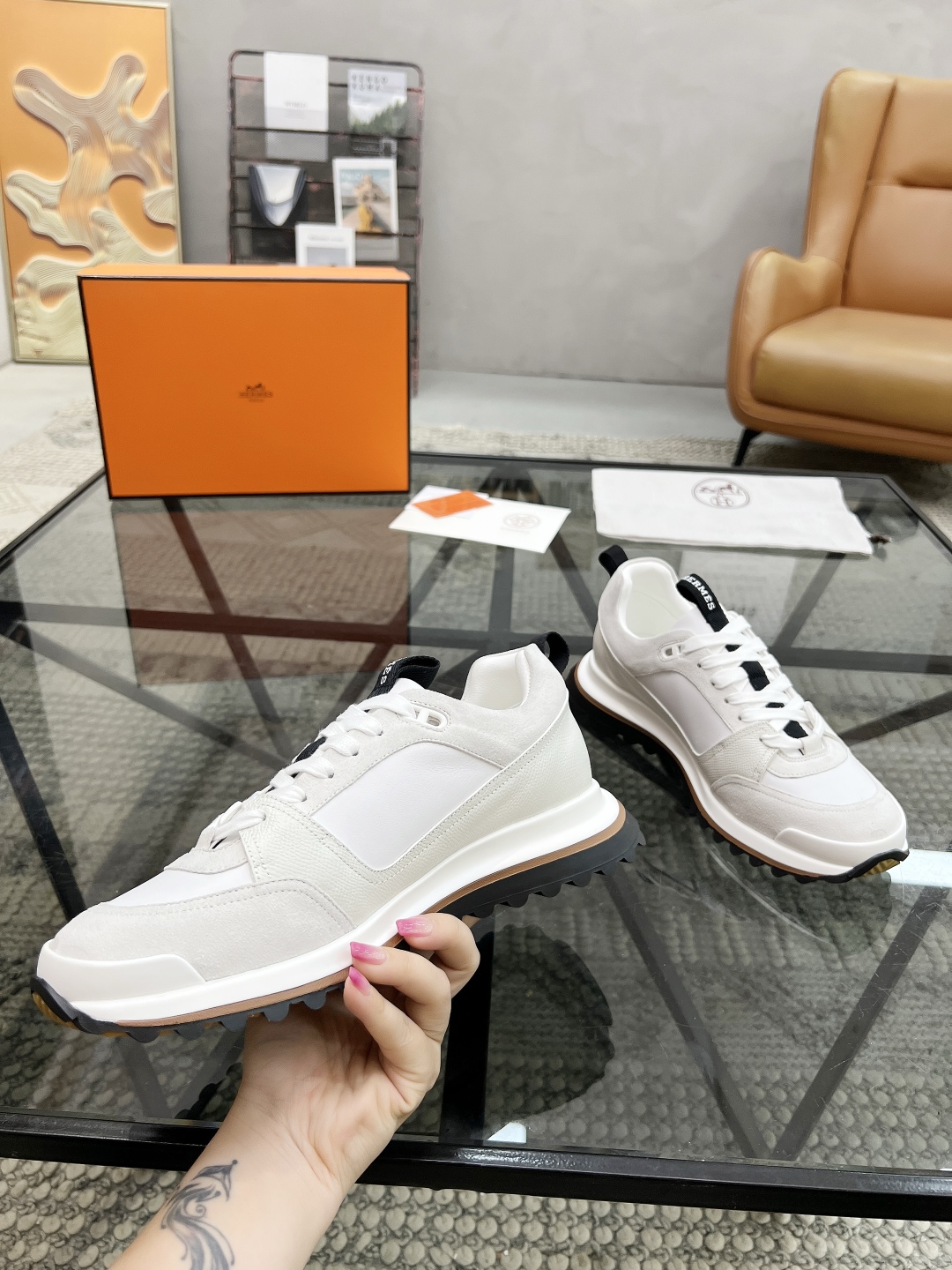 P380 H 🔍顶级代购🇮🇹 爱 超人气男神运动鞋新品来袭专柜同步发售原厂配置，意大利进口原版牛皮面料，透气舒适运动达人必备，透气舒适牛皮里垫，鞋底：原厂特供原版底超级舒适，原厂跟单货 🔍🔍高品质，可随意进出专柜，欢迎对比专柜同步，码数 38-45