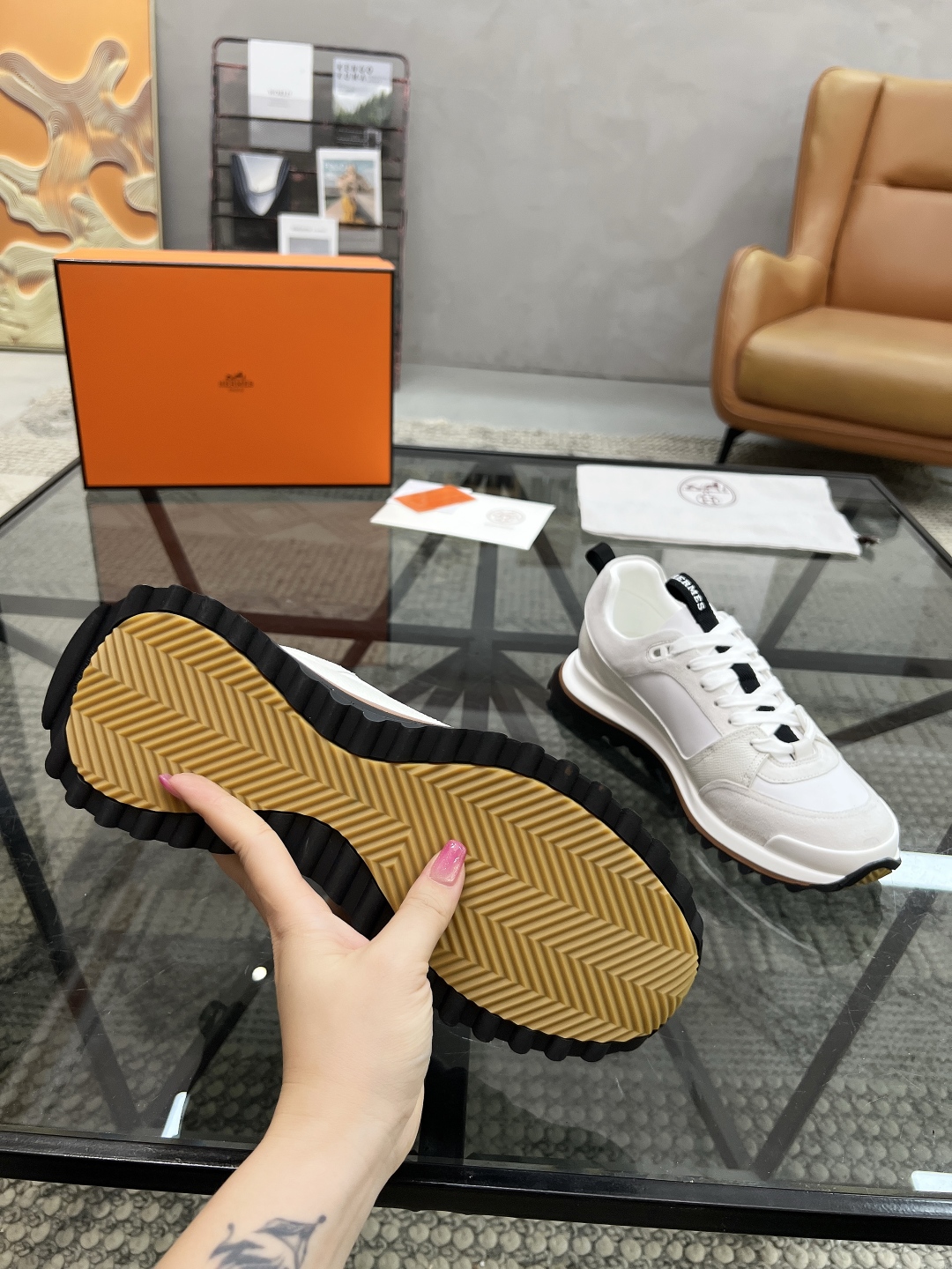 P380 H 🔍顶级代购🇮🇹 爱 超人气男神运动鞋新品来袭专柜同步发售原厂配置，意大利进口原版牛皮面料，透气舒适运动达人必备，透气舒适牛皮里垫，鞋底：原厂特供原版底超级舒适，原厂跟单货 🔍🔍高品质，可随意进出专柜，欢迎对比专柜同步，码数 38-45