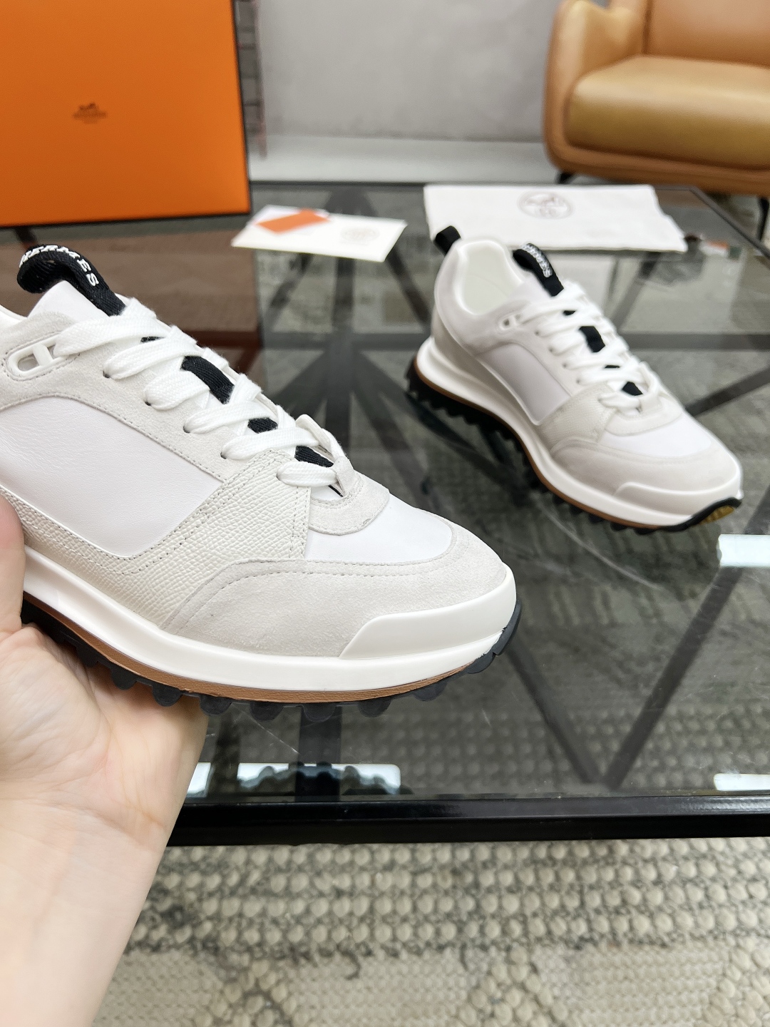 P380 H 🔍顶级代购🇮🇹 爱 超人气男神运动鞋新品来袭专柜同步发售原厂配置，意大利进口原版牛皮面料，透气舒适运动达人必备，透气舒适牛皮里垫，鞋底：原厂特供原版底超级舒适，原厂跟单货 🔍🔍高品质，可随意进出专柜，欢迎对比专柜同步，码数 38-45