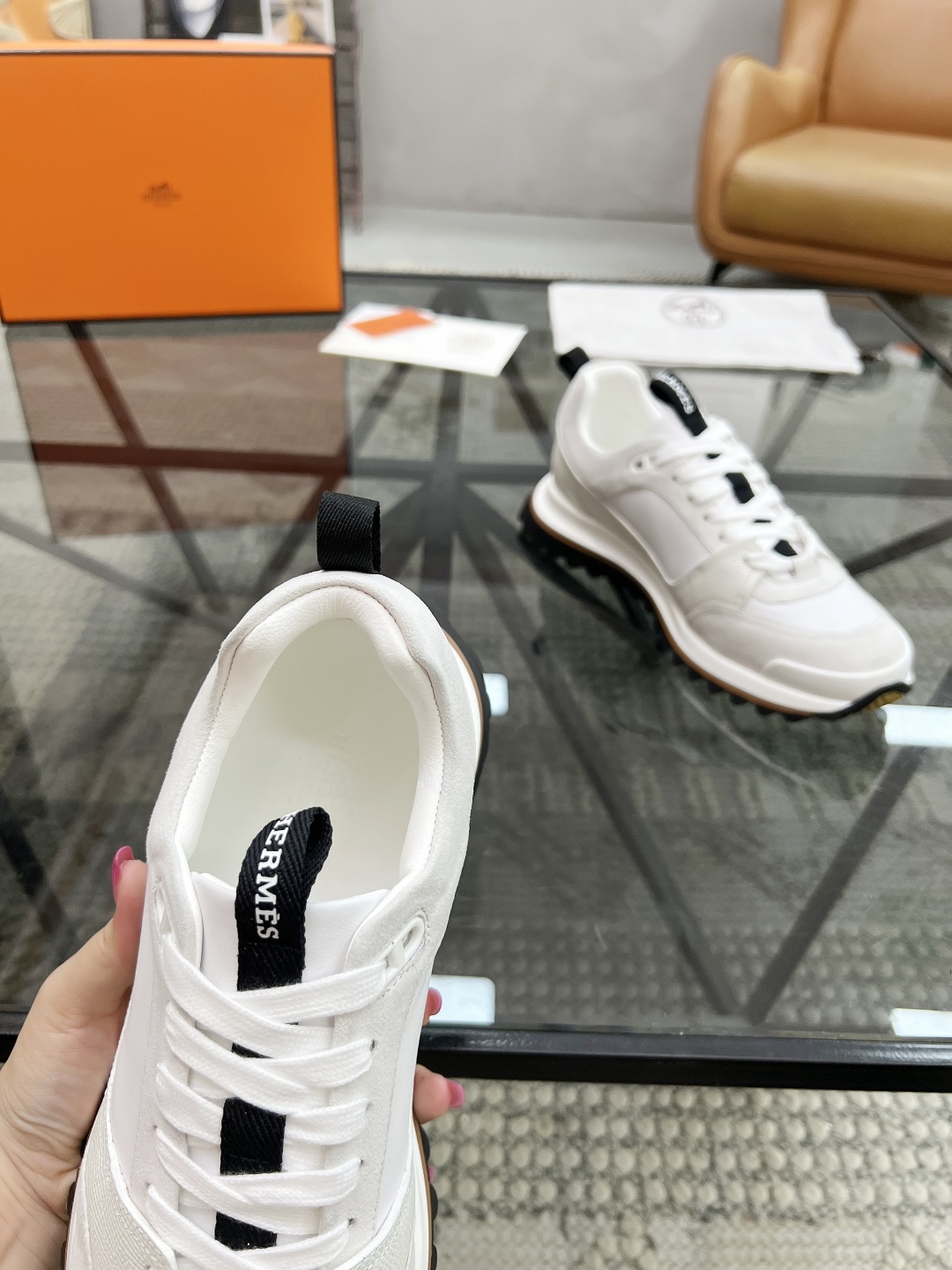 P380 H 🔍顶级代购🇮🇹 爱 超人气男神运动鞋新品来袭专柜同步发售原厂配置，意大利进口原版牛皮面料，透气舒适运动达人必备，透气舒适牛皮里垫，鞋底：原厂特供原版底超级舒适，原厂跟单货 🔍🔍高品质，可随意进出专柜，欢迎对比专柜同步，码数 38-45