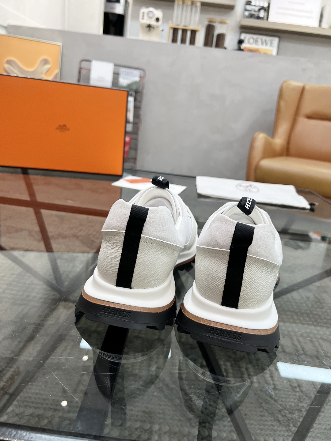 P380 H 🔍顶级代购🇮🇹 爱 超人气男神运动鞋新品来袭专柜同步发售原厂配置，意大利进口原版牛皮面料，透气舒适运动达人必备，透气舒适牛皮里垫，鞋底：原厂特供原版底超级舒适，原厂跟单货 🔍🔍高品质，可随意进出专柜，欢迎对比专柜同步，码数 38-45
