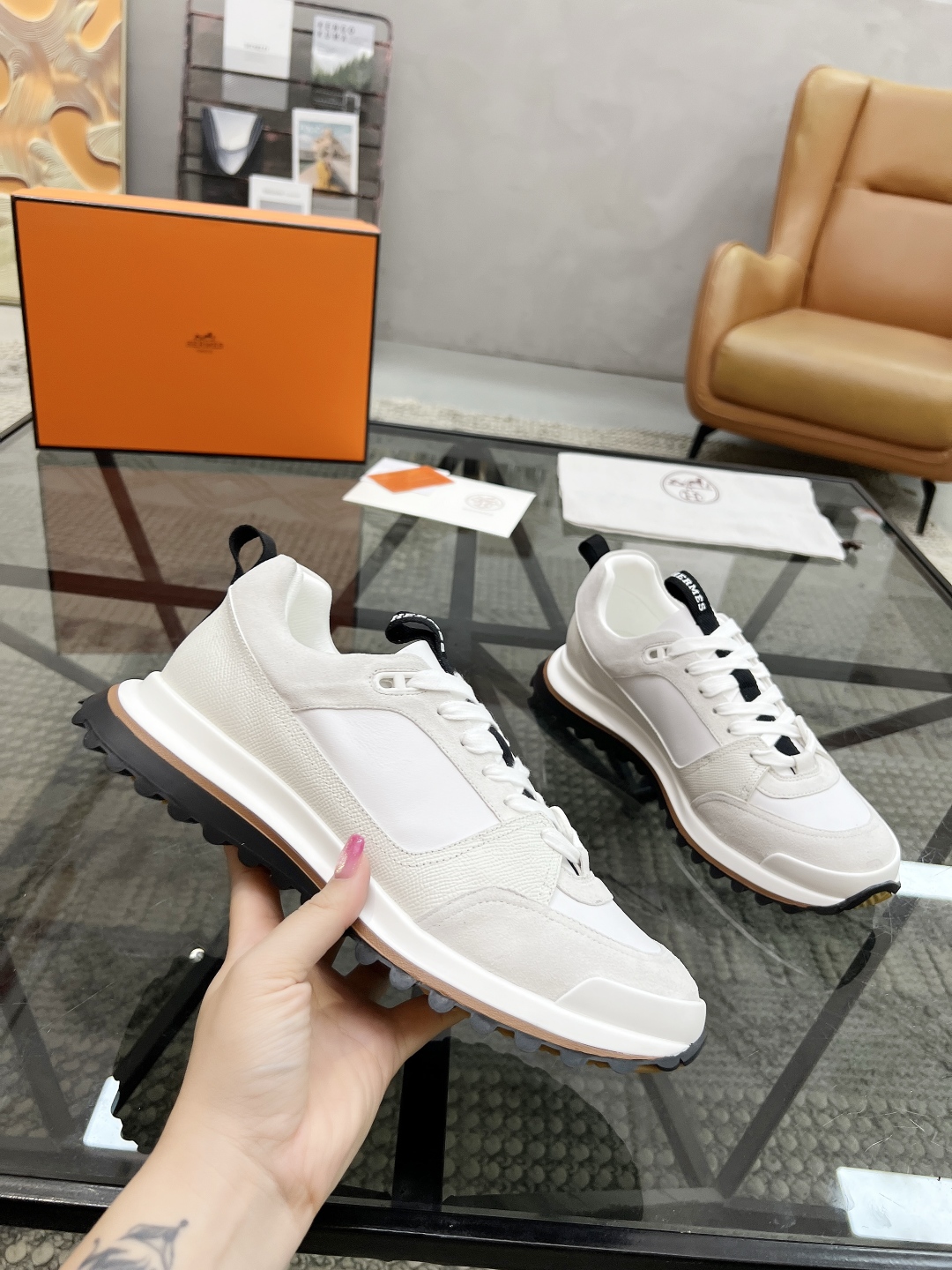 P380 H 🔍顶级代购🇮🇹 爱 超人气男神运动鞋新品来袭专柜同步发售原厂配置，意大利进口原版牛皮面料，透气舒适运动达人必备，透气舒适牛皮里垫，鞋底：原厂特供原版底超级舒适，原厂跟单货 🔍🔍高品质，可随意进出专柜，欢迎对比专柜同步，码数 38-45