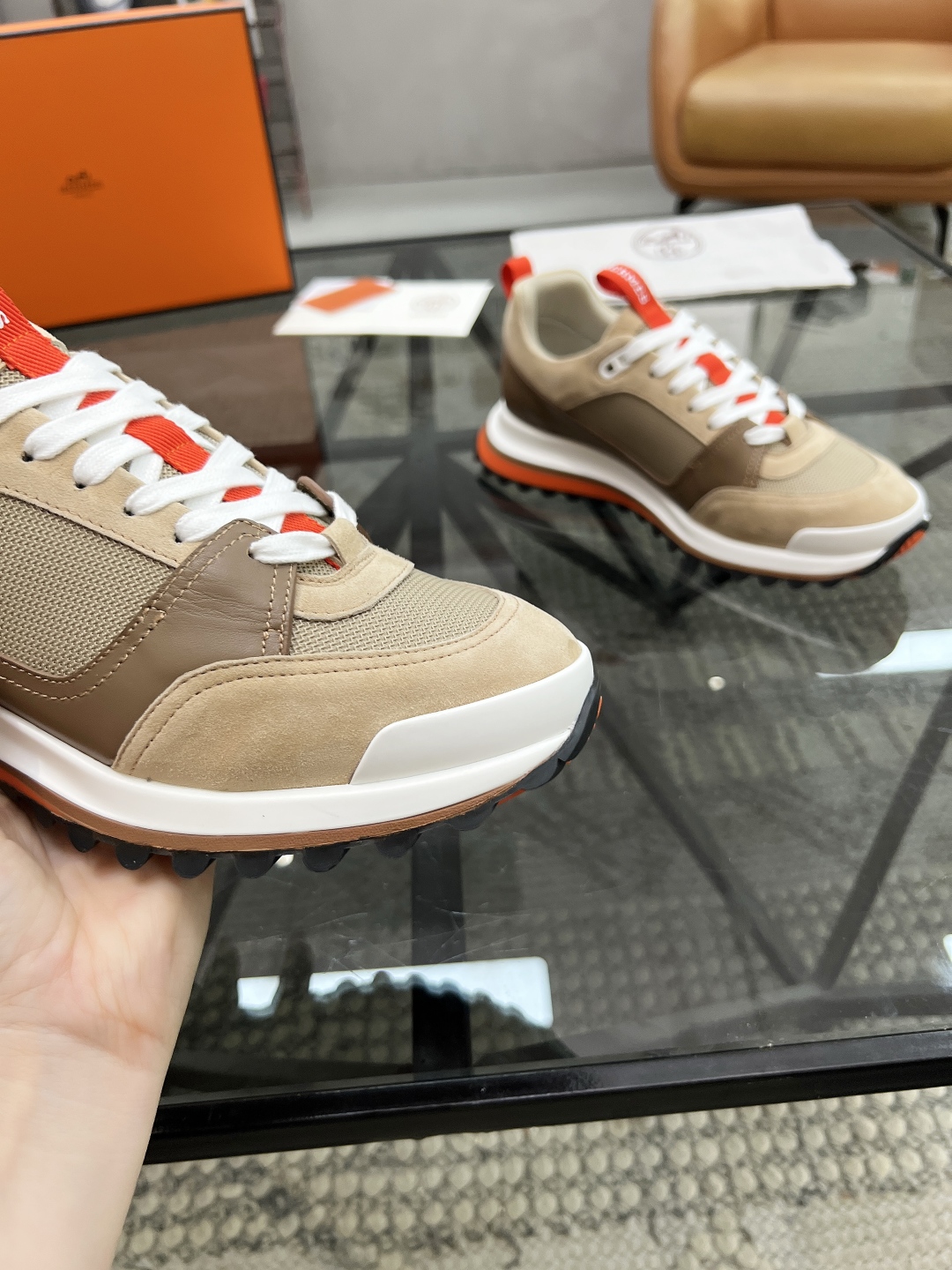 P380 H 🔍顶级代购🇮🇹 爱 超人气男神运动鞋新品来袭专柜同步发售原厂配置，意大利进口原版牛皮面料，透气舒适运动达人必备，透气舒适牛皮里垫，鞋底：原厂特供原版底超级舒适，原厂跟单货 🔍🔍高品质，可随意进出专柜，欢迎对比专柜同步，码数 38-45