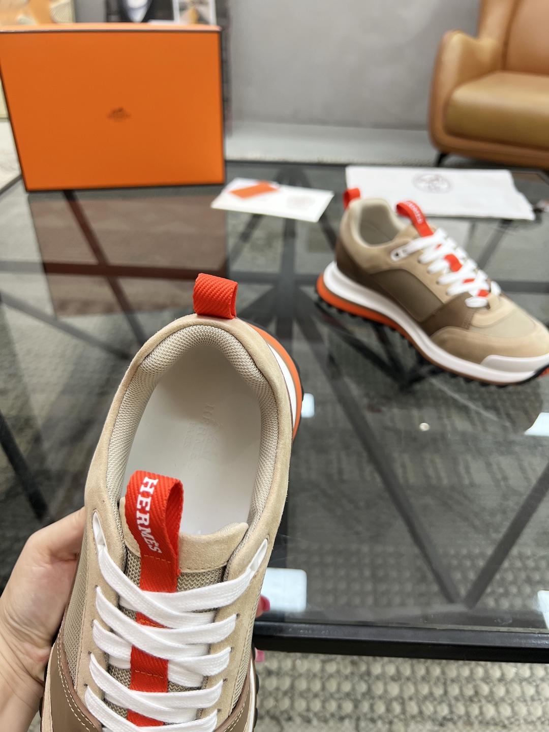 P380 H 🔍顶级代购🇮🇹 爱 超人气男神运动鞋新品来袭专柜同步发售原厂配置，意大利进口原版牛皮面料，透气舒适运动达人必备，透气舒适牛皮里垫，鞋底：原厂特供原版底超级舒适，原厂跟单货 🔍🔍高品质，可随意进出专柜，欢迎对比专柜同步，码数 38-45