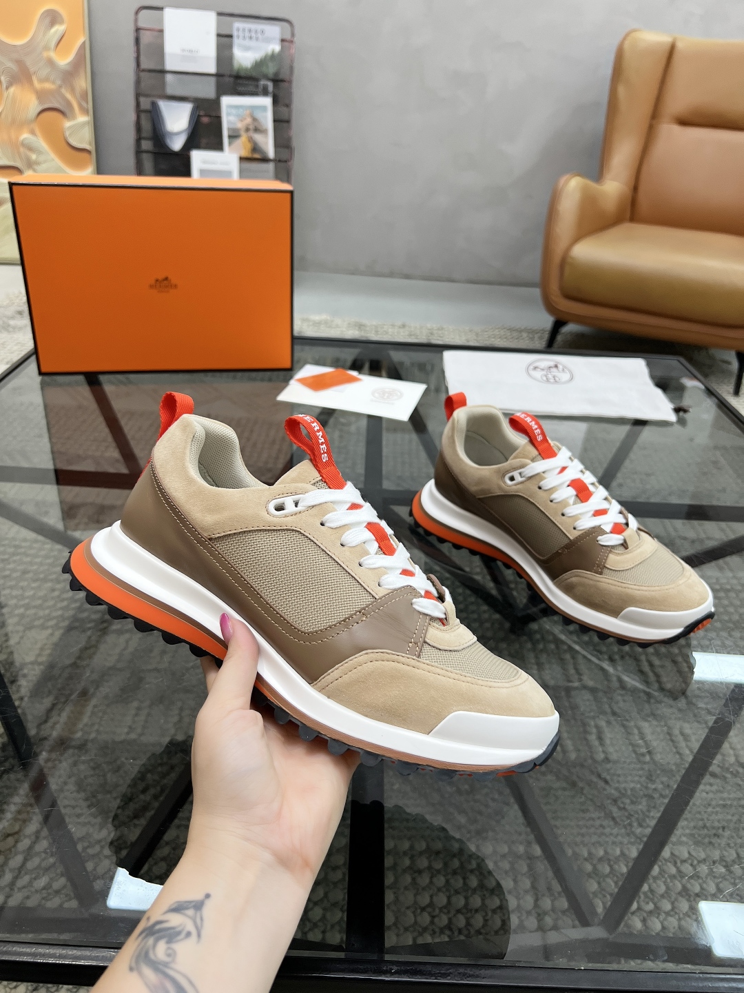 P380 H 🔍顶级代购🇮🇹 爱 超人气男神运动鞋新品来袭专柜同步发售原厂配置，意大利进口原版牛皮面料，透气舒适运动达人必备，透气舒适牛皮里垫，鞋底：原厂特供原版底超级舒适，原厂跟单货 🔍🔍高品质，可随意进出专柜，欢迎对比专柜同步，码数 38-45