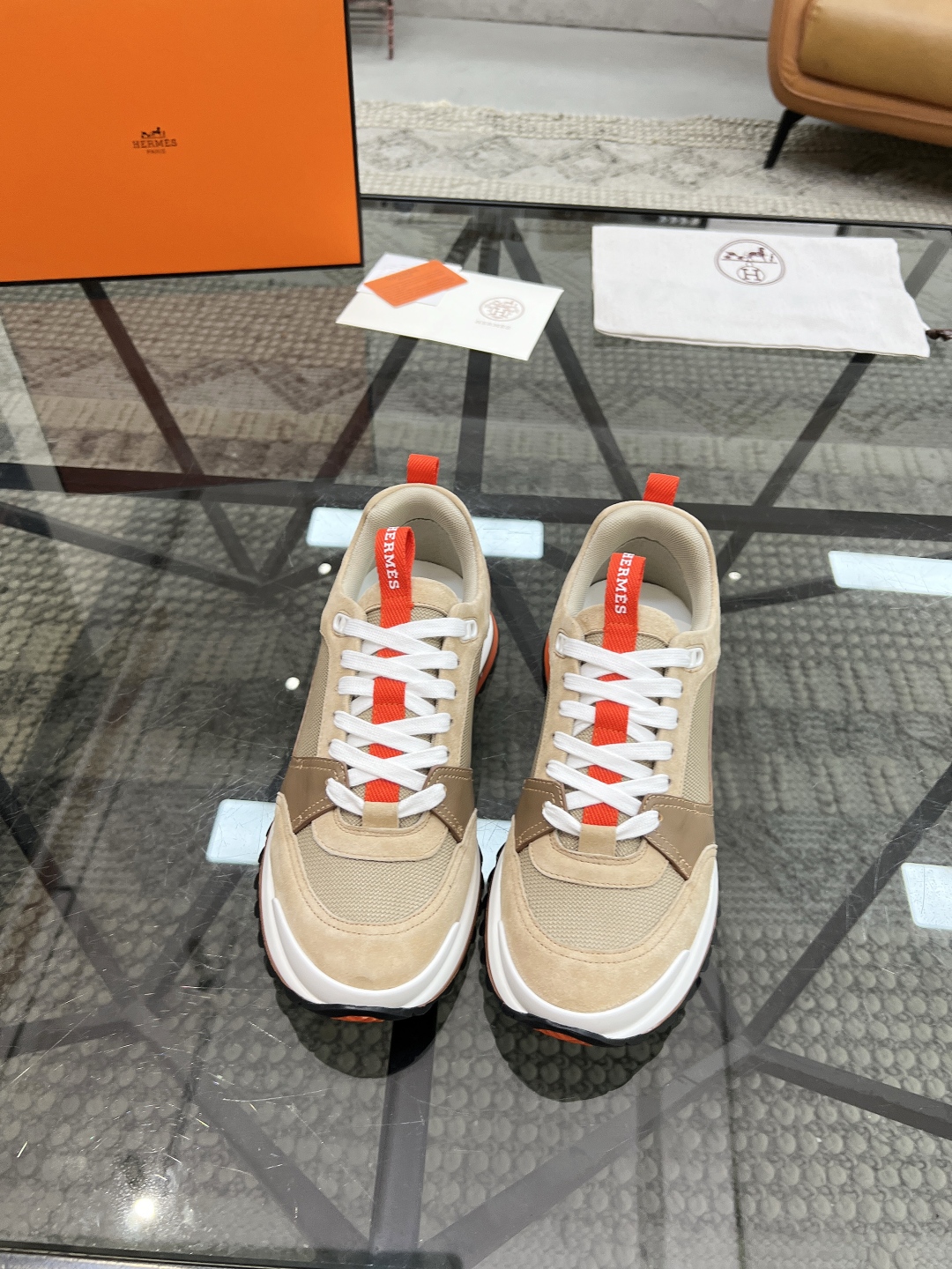 P380 H 🔍顶级代购🇮🇹 爱 超人气男神运动鞋新品来袭专柜同步发售原厂配置，意大利进口原版牛皮面料，透气舒适运动达人必备，透气舒适牛皮里垫，鞋底：原厂特供原版底超级舒适，原厂跟单货 🔍🔍高品质，可随意进出专柜，欢迎对比专柜同步，码数 38-45