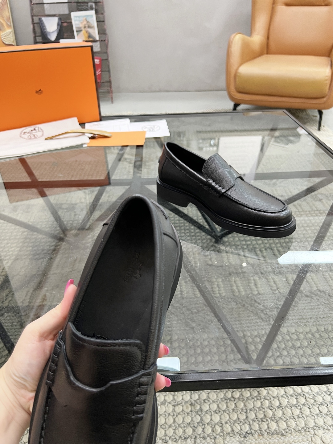 P480 D 🔍顶级代购🇮🇹 杜 炸街男神休闲厚底套脚皮鞋系列专柜同步发售原厂配置，意大利进口原版牛皮，进口水染牛里 ，鞋底：沉原厂特供原版底超级舒适，原厂跟单货 🔍🔍高品质，可随意进出专柜，欢迎对比专柜同步，码数 39-45（订 38 46）