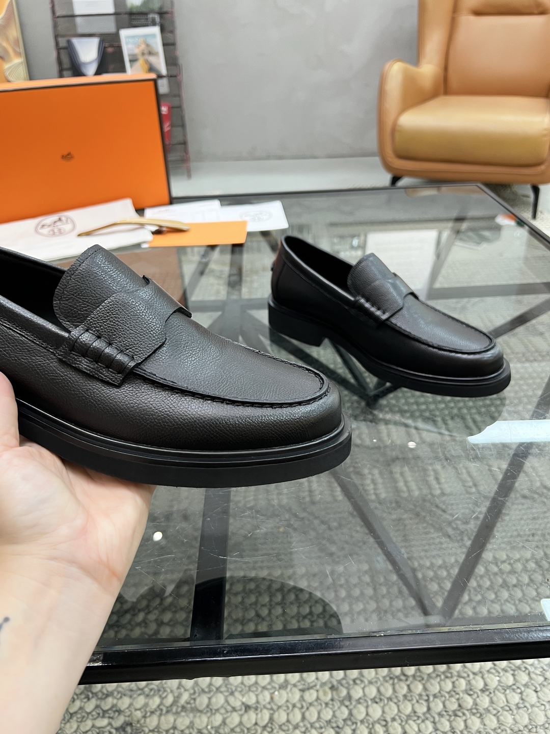 P480 D 🔍顶级代购🇮🇹 杜 炸街男神休闲厚底套脚皮鞋系列专柜同步发售原厂配置，意大利进口原版牛皮，进口水染牛里 ，鞋底：沉原厂特供原版底超级舒适，原厂跟单货 🔍🔍高品质，可随意进出专柜，欢迎对比专柜同步，码数 39-45（订 38 46）