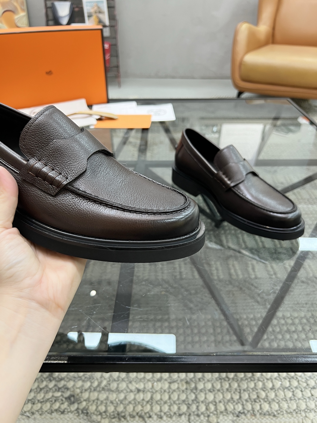 P480 D 🔍顶级代购🇮🇹 杜 炸街男神休闲厚底套脚皮鞋系列专柜同步发售原厂配置，意大利进口原版牛皮，进口水染牛里 ，鞋底：沉原厂特供原版底超级舒适，原厂跟单货 🔍🔍高品质，可随意进出专柜，欢迎对比专柜同步，码数 39-45（订 38 46）