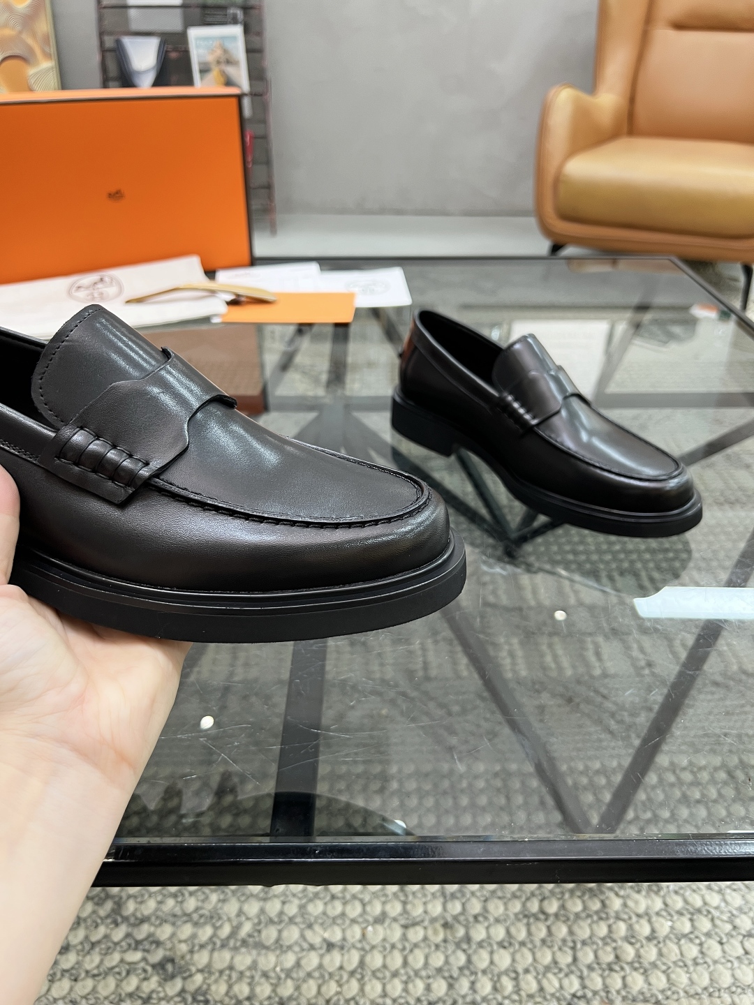 P480 D 🔍顶级代购🇮🇹 杜 炸街男神休闲厚底套脚皮鞋系列专柜同步发售原厂配置，意大利进口原版牛皮，进口水染牛里 ，鞋底：沉原厂特供原版底超级舒适，原厂跟单货 🔍🔍高品质，可随意进出专柜，欢迎对比专柜同步，码数 39-45（订 38 46）