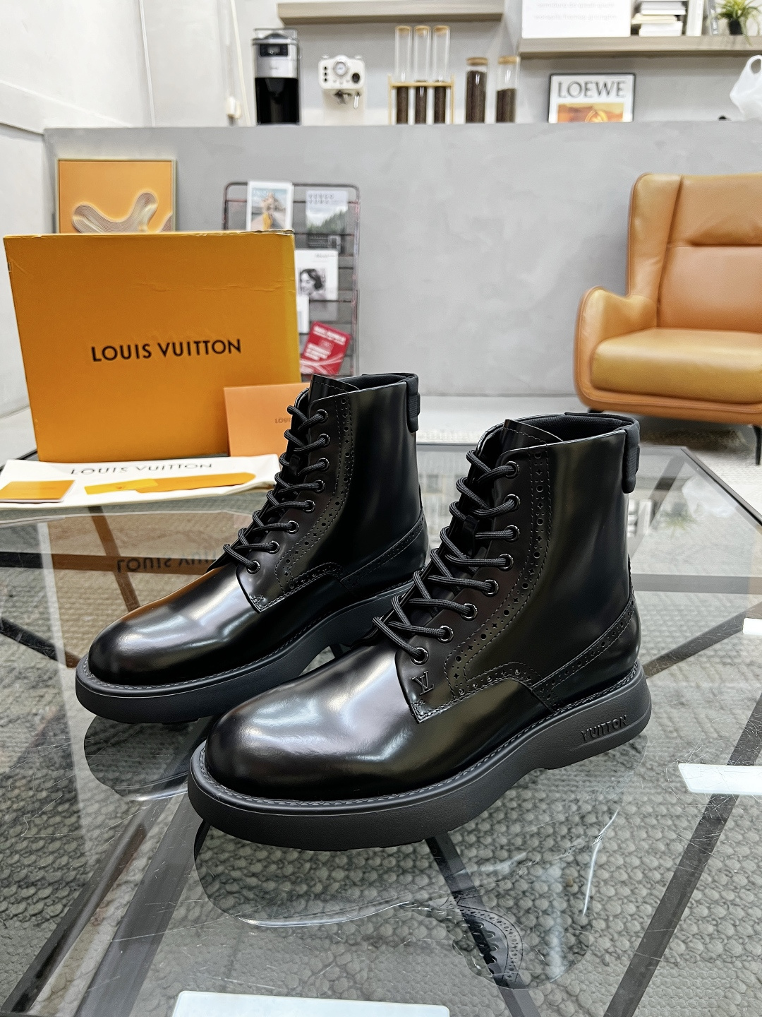 NO:354481,L Top Purchase Road Street Fried Street Men's Gods High-top Boots Leather Shoes New Products Coming in the Counter is available at the same time for sale in the original configuration, Italian imported beaded cowhide, high-end and atmospheric and super masters must have, all imported water-dyed cowhide inner pads, original soles are specially supplied with original soles, super comfortable, original order goods, high quality, you can enter and exit the counter at will, welcome to compare the counter synchronization, code number 38-45,,boots,cowhide19860909L 顶级代购 路 炸街男神增高高帮靴子皮鞋新品来袭专柜同步发售原厂配置,意大利进口开边珠牛皮,高端大气超达人必备,全进口水染牛皮里垫,鞋底原厂特供原版底超级舒适,原厂跟单货 高品质,可随意进出专柜,欢迎对比专柜同步,码数 38-45,,boots,cowhide,Men's shoes