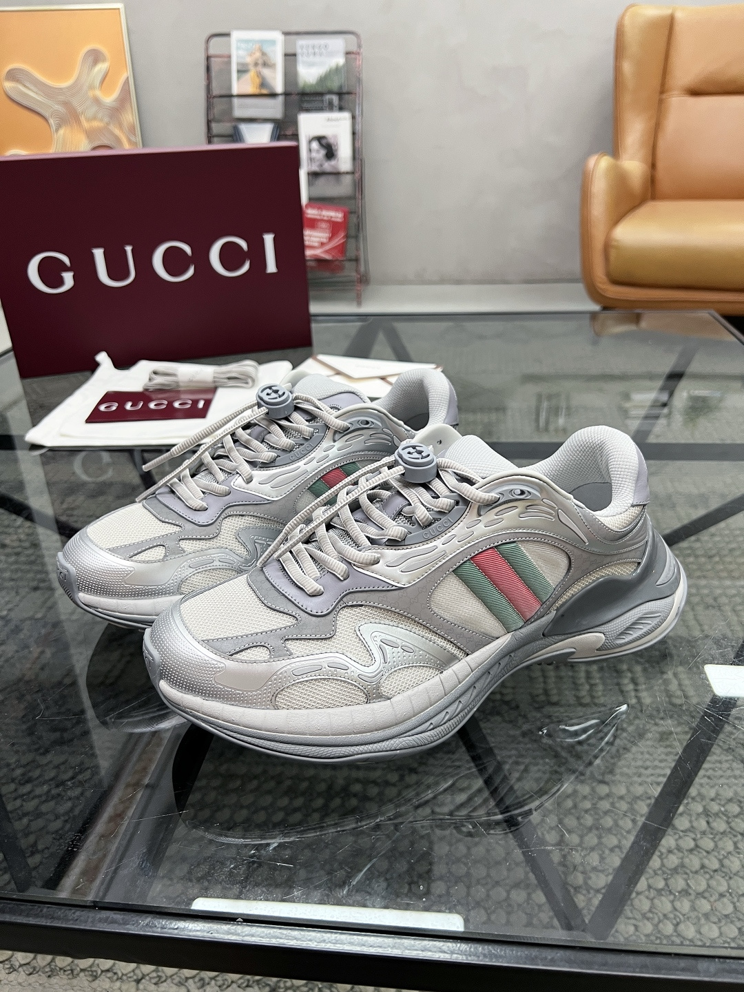 NO:542035,G Top Purchase Ancient Street Fried Street Men's God Casual Sports Shoes Counter is available for sale at the same time. Original configuration is imported from Italy with imported cowhide fabrics, high-quality splicing complex crafts, comfortable and breathable mesh inner mats, original soles are specially supplied with original soles, super comfortable, original order goods, high-quality, you can enter and exit the counter at will, welcome to compare the counter synchronization, 38-44 (order 45),,sneakers,cowhide19860909G 顶级代购 古 炸街男神休闲运动鞋专柜同步发售原厂配置,意大利进口进口牛皮搭配网布面料,高品质拼接复杂工艺品,舒适透气网布内里垫,鞋底原厂特供原版底超级舒适,原厂跟单货 高品质,可随意进出专柜,欢迎对比专柜同步,38-44（订 45）,,sneakers,cowhide,Men's shoes