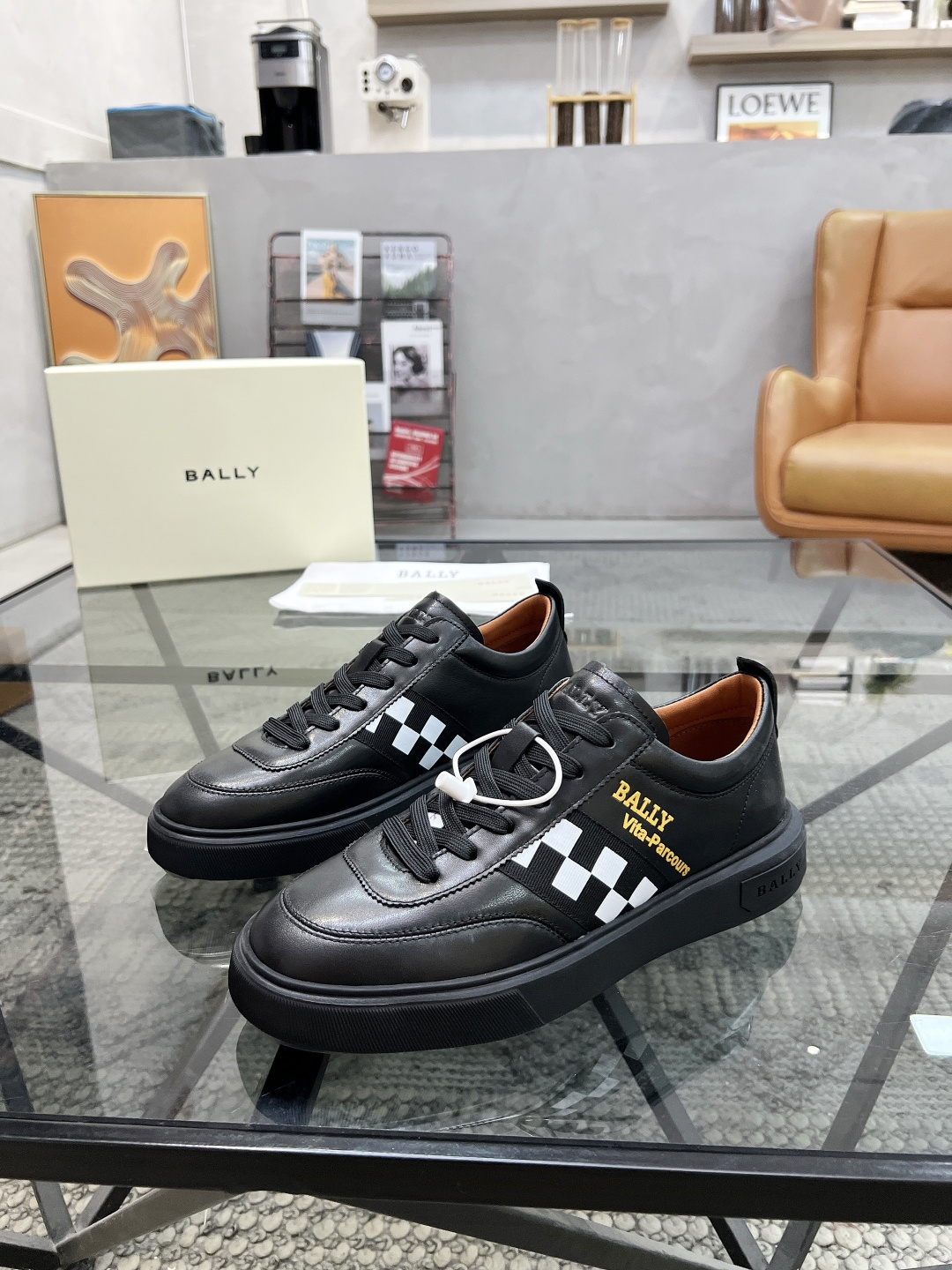 NO:556367,B Top Purchasing Purchasing Agency Ba street-loving sports shoes trendy classic color counter synchronization, uppers imported from Italy cowhide fabric, a must-have for sports experts, imported water-dyed cowhide lining, original soles specially provided by the original factory, exclusive event molded soles super comfortable, original factory and order goods, high quality, you can enter and exit the counter at will, welcome to compare, code number 39-44 (order 38 45), sneakers, cowhide19860909B 顶级代购 巴 炸街男神运动鞋潮经典配色专柜同步,鞋面意大利进口牛皮面料,运动达人必备款,进口水染牛皮里垫 ,鞋底原厂特供原版底,独家活动成型底超级舒适,原厂跟单货,高品质,可随意进出专柜,欢迎对比,码数 39-44（订 38 45）,,sneakers,cowhide,Men's shoes