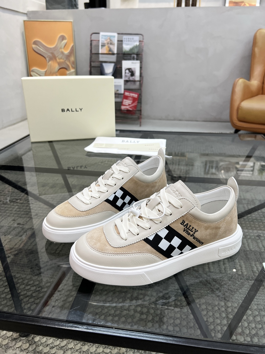 NO:556362,B Top Purchasing Purchasing Agency Ba street-loving sports shoes trendy classic color counter synchronization, uppers imported from Italy cowhide fabric, a must-have for sports experts, imported water-dyed cowhide lining, original soles specially provided by the original factory, exclusive event molded soles super comfortable, original factory and order goods, high quality, you can enter and exit the counter at will, welcome to compare, code number 39-44 (order 38 45), sneakers, cowhide19860909B 顶级代购 巴 炸街男神运动鞋潮经典配色专柜同步,鞋面意大利进口牛皮面料,运动达人必备款,进口水染牛皮里垫 ,鞋底原厂特供原版底,独家活动成型底超级舒适,原厂跟单货,高品质,可随意进出专柜,欢迎对比,码数 39-44（订 38 45）,,sneakers,cowhide,Men's shoes