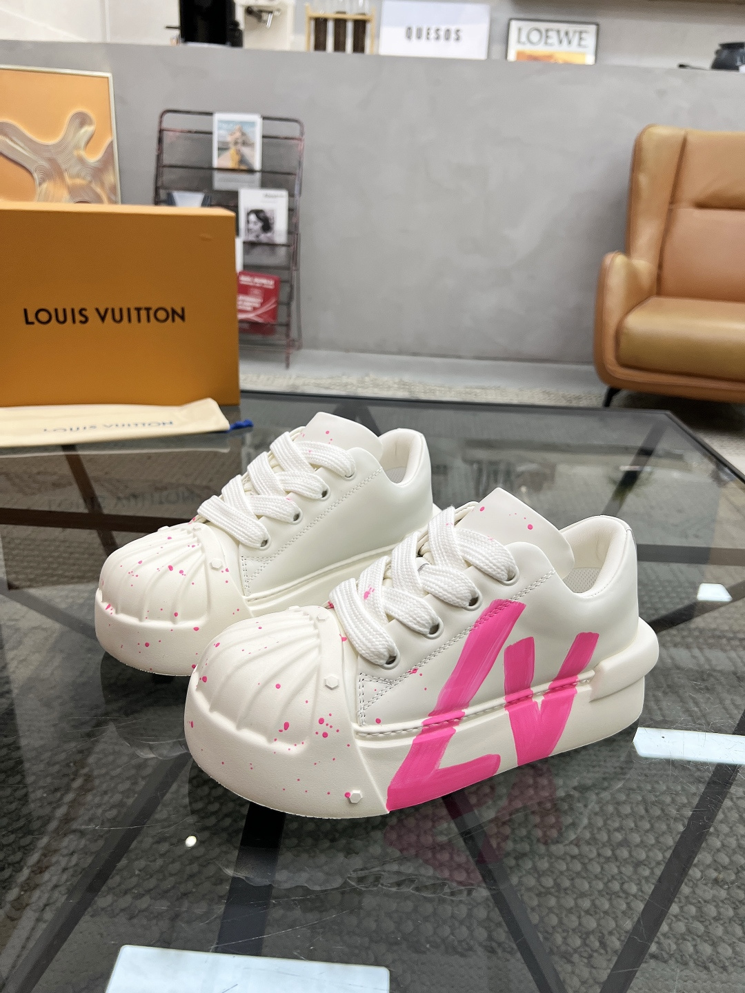 NO:574501,L Top Purchasing Agent Lu's super popular thick-soled height-increasing casual shoes from the popular street hero are coming to the counter simultaneously. The uppers are imported from Italy with original cowhide fabrics. High-quality hand-painted splicing complex craftsmanship is perfectly reproduced. Breathable and comfortable cowhide lining. The soles are specially made by the original factory. Exclusive activity molded soles are super comfortable. Original factory goods. High quality. You can enter and leave the counter at will. Welcome to compare. Code number 39-44 (order 38 45),,cowhide19860909L 顶级代购 路 炸街男神超人气厚底增高休闲鞋来袭专柜同步,鞋面意大利原版进口牛皮面料,高品质手绘拼接复杂工艺完美复刻,透气舒适牛皮内里垫,鞋底原厂特供原版底,独家活动成型底超级舒适,原厂跟单货,高品质,可随意进出专柜,欢迎对比,码数 39-44（订 38 45）,,cowhide,Men's shoes