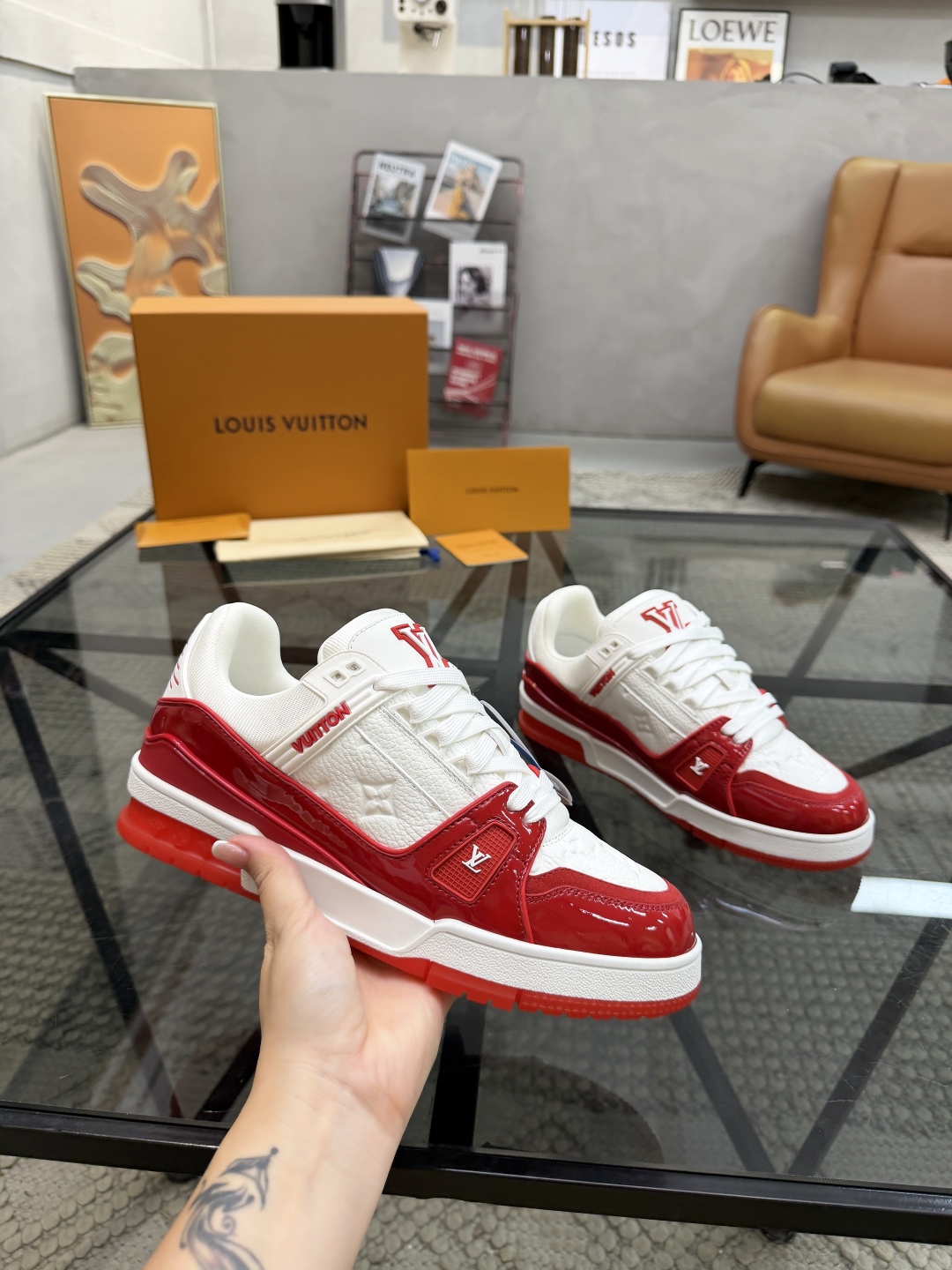 P420 L 🔍顶级代购🇮🇹 路 炸街情侣款👫爆款运动板鞋专柜同步，鞋面意大利进口牛皮面料，亮面漆皮缤纷色彩复杂工艺品，进口舒适网布内里垫，鞋底：原厂特供原版底，TPU独家活动成型底超级舒适，原厂跟单货，🔍🔍高品质，可随意进出专柜，欢迎对比，女码 35-39 男码 39-45（订 38 46）