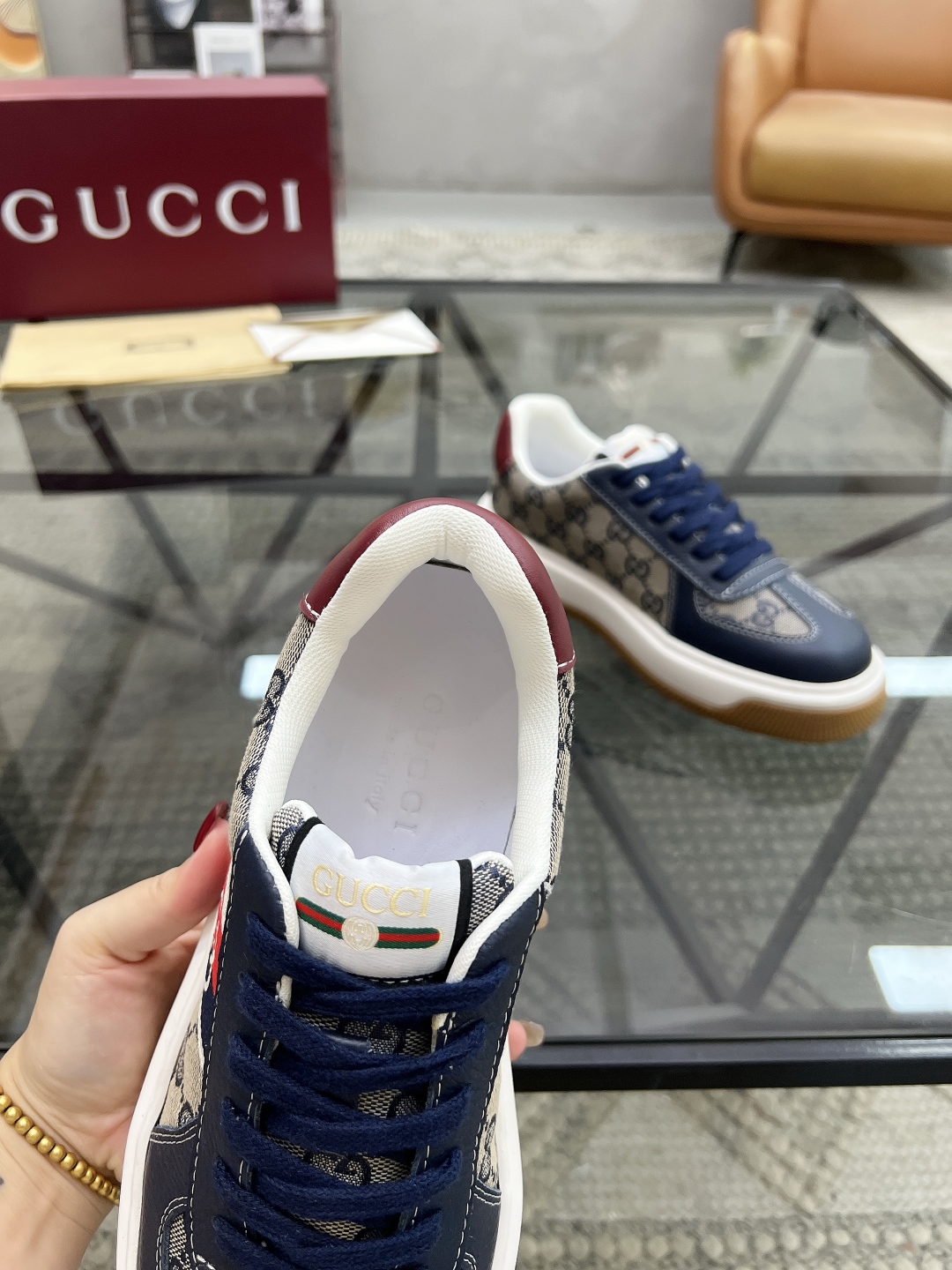 P420 G 🔍顶级代购🇮🇹 古 炸街男神增高运动新品专柜同步发售原厂配置，意大利进口进口牛皮搭配G布面料，柔软舒适网布内里垫，鞋底原厂特供原版底超级舒适，原厂跟单货 🔍🔍高品质，可随意进出专柜，欢迎对比专柜同步，码数 38-45