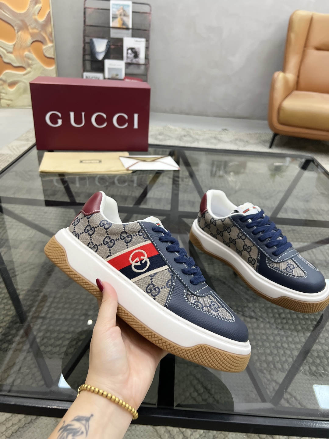 P420 G 🔍顶级代购🇮🇹 古 炸街男神增高运动新品专柜同步发售原厂配置，意大利进口进口牛皮搭配G布面料，柔软舒适网布内里垫，鞋底原厂特供原版底超级舒适，原厂跟单货 🔍🔍高品质，可随意进出专柜，欢迎对比专柜同步，码数 38-45