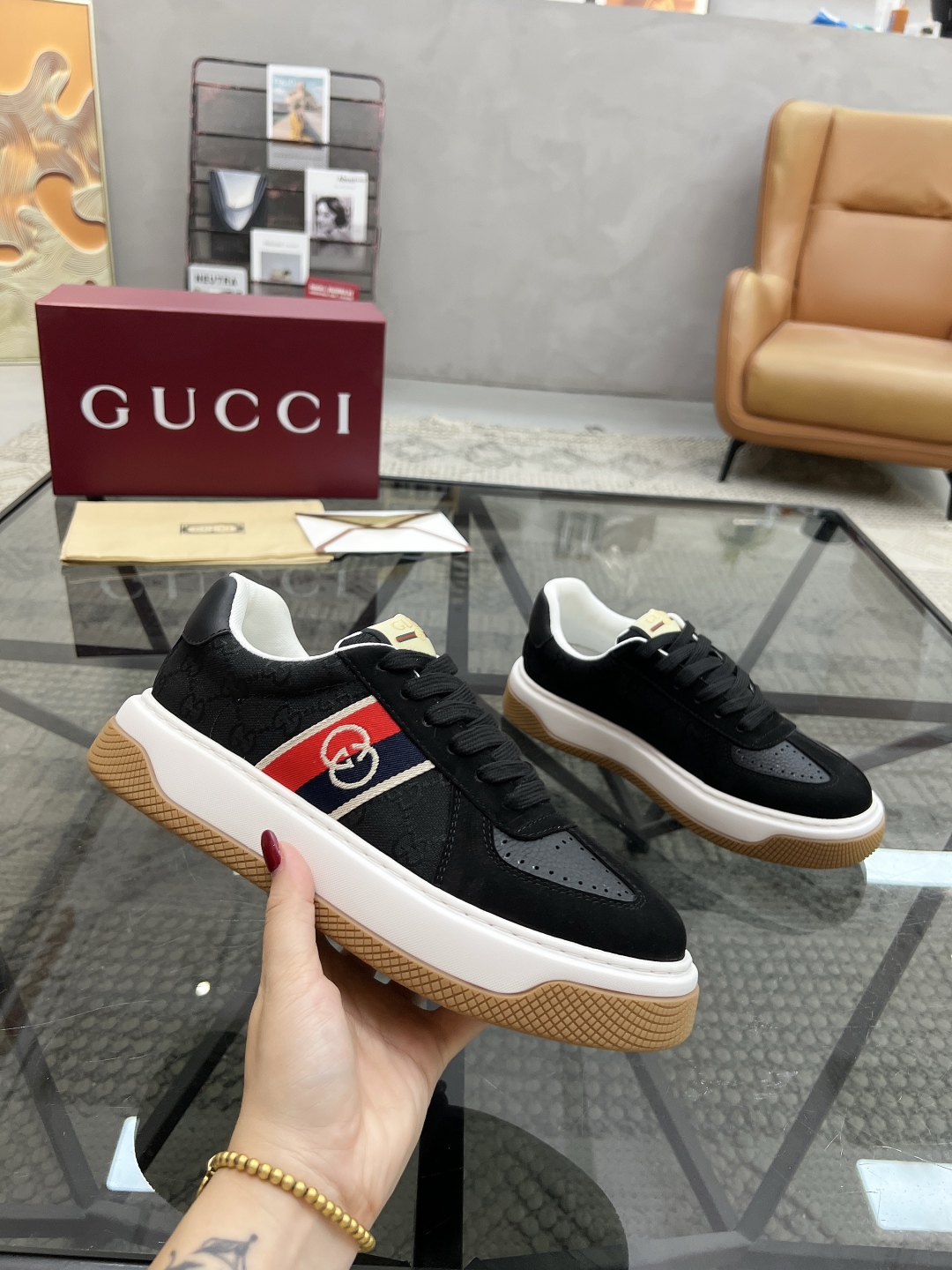 P420 G 🔍顶级代购🇮🇹 古 炸街男神增高运动新品专柜同步发售原厂配置，意大利进口进口牛皮搭配G布面料，柔软舒适网布内里垫，鞋底原厂特供原版底超级舒适，原厂跟单货 🔍🔍高品质，可随意进出专柜，欢迎对比专柜同步，码数 38-45