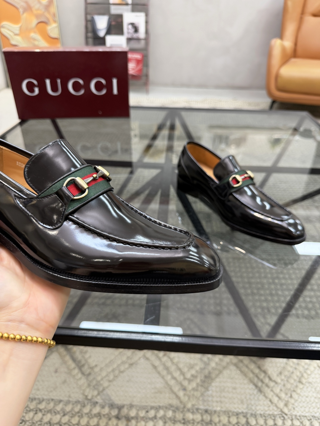 P620 G 🔍顶级代购🇮🇹 古 炸街男神休闲套脚皮底系列皮鞋专柜同步发售原厂配置，意大利进口牛皮面料，全进口水染牛皮里垫，鞋底：原厂特供原版底超级舒适，原厂跟单货 🔍🔍高品质，可随意进出专柜，欢迎对比专柜同步，码数 39-44（订 38 45 46）