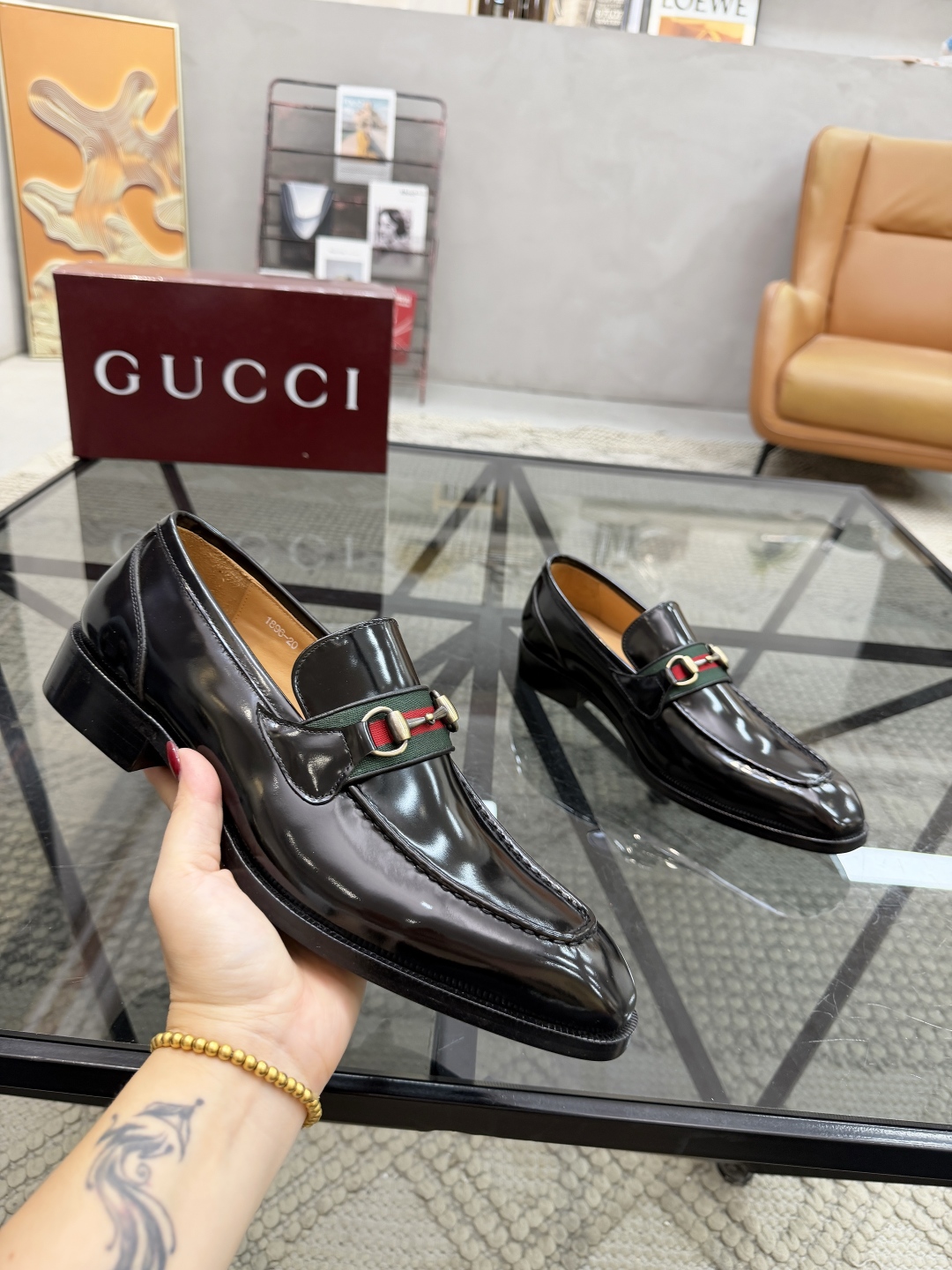 P620 G 🔍顶级代购🇮🇹 古 炸街男神休闲套脚皮底系列皮鞋专柜同步发售原厂配置，意大利进口牛皮面料，全进口水染牛皮里垫，鞋底：原厂特供原版底超级舒适，原厂跟单货 🔍🔍高品质，可随意进出专柜，欢迎对比专柜同步，码数 39-44（订 38 45 46）