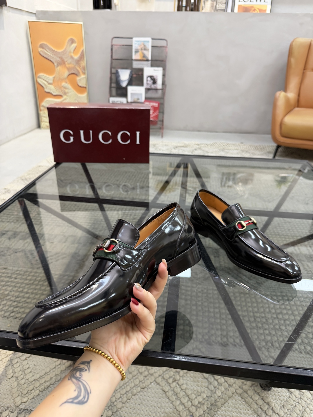 P620 G 🔍顶级代购🇮🇹 古 炸街男神休闲套脚皮底系列皮鞋专柜同步发售原厂配置，意大利进口牛皮面料，全进口水染牛皮里垫，鞋底：原厂特供原版底超级舒适，原厂跟单货 🔍🔍高品质，可随意进出专柜，欢迎对比专柜同步，码数 39-44（订 38 45 46）