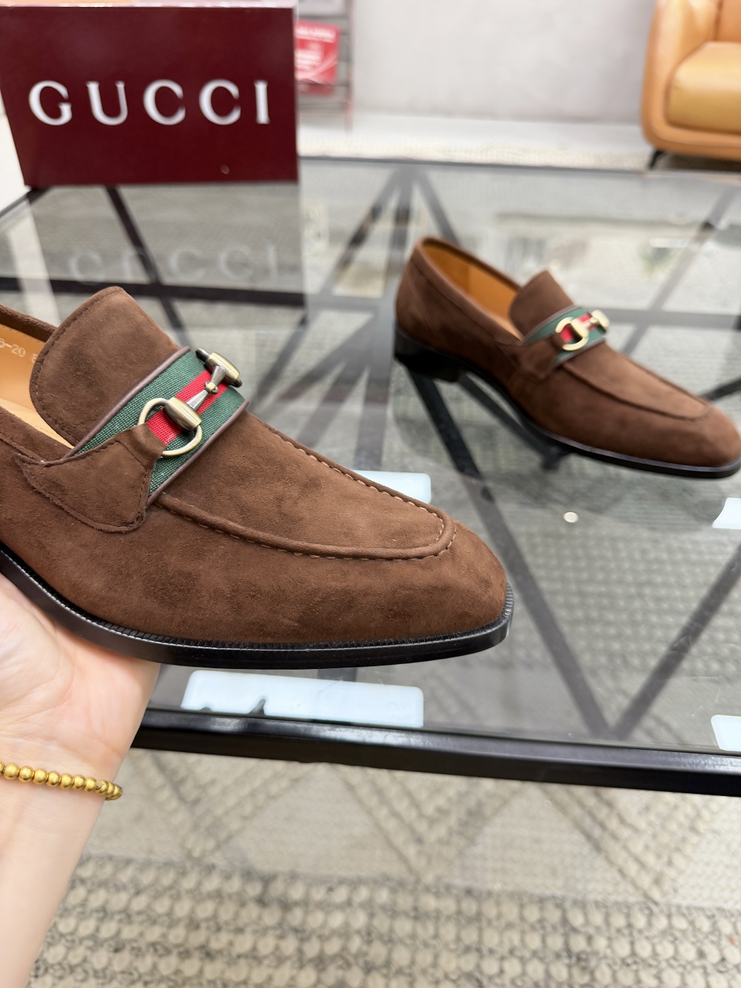 P620 G 🔍顶级代购🇮🇹 古 炸街男神休闲套脚皮底系列皮鞋专柜同步发售原厂配置，意大利进口牛皮面料，全进口水染牛皮里垫，鞋底：原厂特供原版底超级舒适，原厂跟单货 🔍🔍高品质，可随意进出专柜，欢迎对比专柜同步，码数 39-44（订 38 45 46）