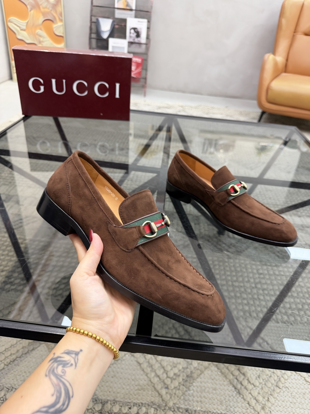 P620 G 🔍顶级代购🇮🇹 古 炸街男神休闲套脚皮底系列皮鞋专柜同步发售原厂配置，意大利进口牛皮面料，全进口水染牛皮里垫，鞋底：原厂特供原版底超级舒适，原厂跟单货 🔍🔍高品质，可随意进出专柜，欢迎对比专柜同步，码数 39-44（订 38 45 46）