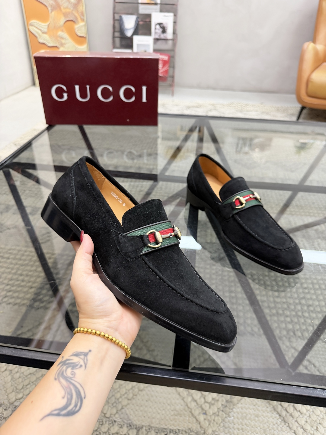 P620 G 🔍顶级代购🇮🇹 古 炸街男神休闲套脚皮底系列皮鞋专柜同步发售原厂配置，意大利进口牛皮面料，全进口水染牛皮里垫，鞋底：原厂特供原版底超级舒适，原厂跟单货 🔍🔍高品质，可随意进出专柜，欢迎对比专柜同步，码数 39-44（订 38 45 46）