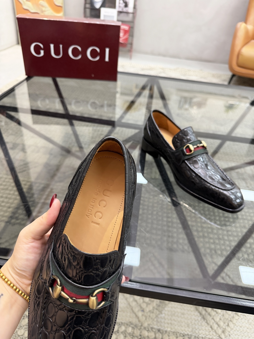 P620 G 🔍顶级代购🇮🇹 古 炸街男神休闲套脚皮底系列皮鞋专柜同步发售原厂配置，意大利进口牛皮面料，全进口水染牛皮里垫，鞋底：原厂特供原版底超级舒适，原厂跟单货 🔍🔍高品质，可随意进出专柜，欢迎对比专柜同步，码数 39-44（订 38 45 46）