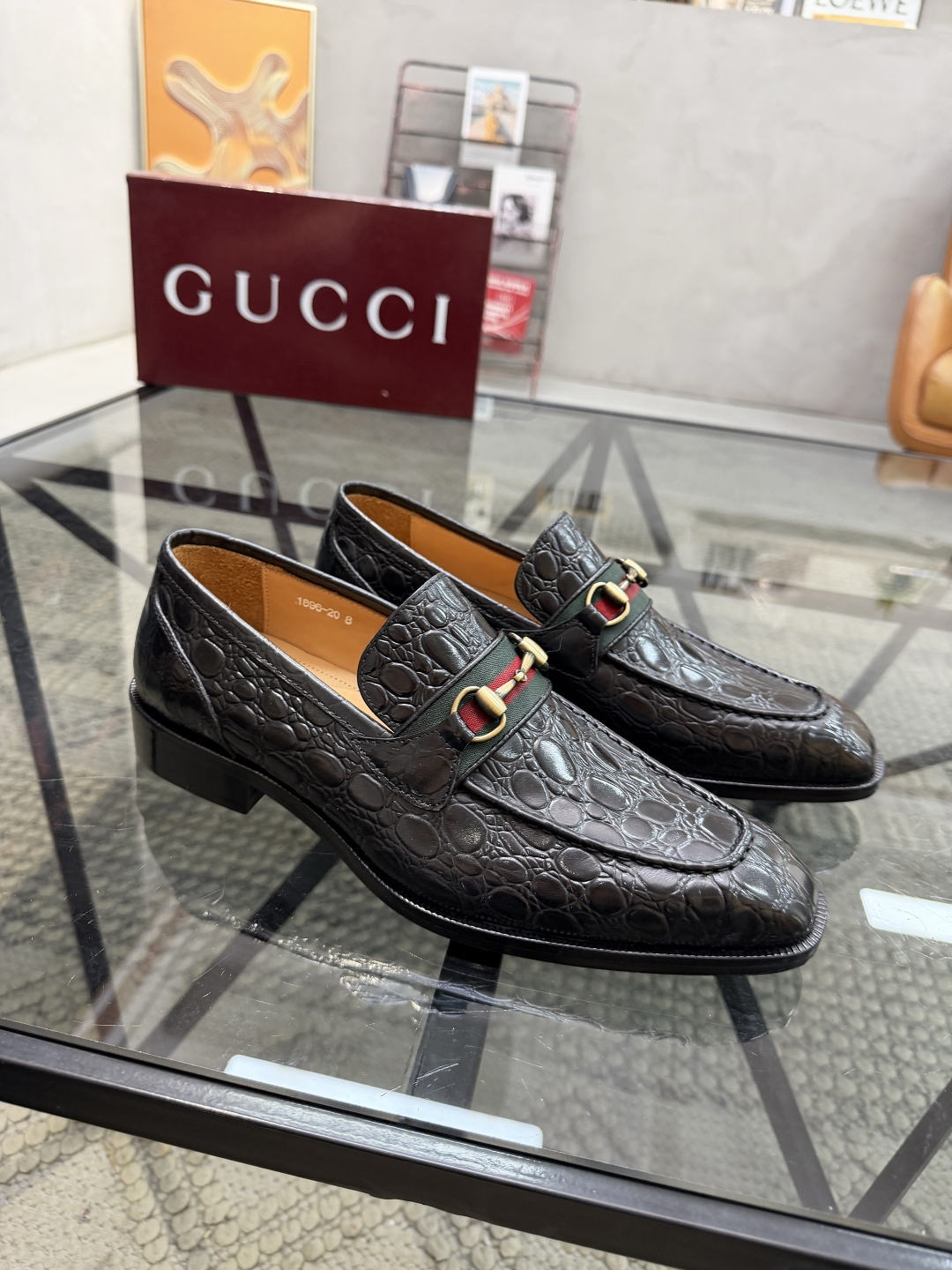 P620 G 🔍顶级代购🇮🇹 古 炸街男神休闲套脚皮底系列皮鞋专柜同步发售原厂配置，意大利进口牛皮面料，全进口水染牛皮里垫，鞋底：原厂特供原版底超级舒适，原厂跟单货 🔍🔍高品质，可随意进出专柜，欢迎对比专柜同步，码数 39-44（订 38 45 46）