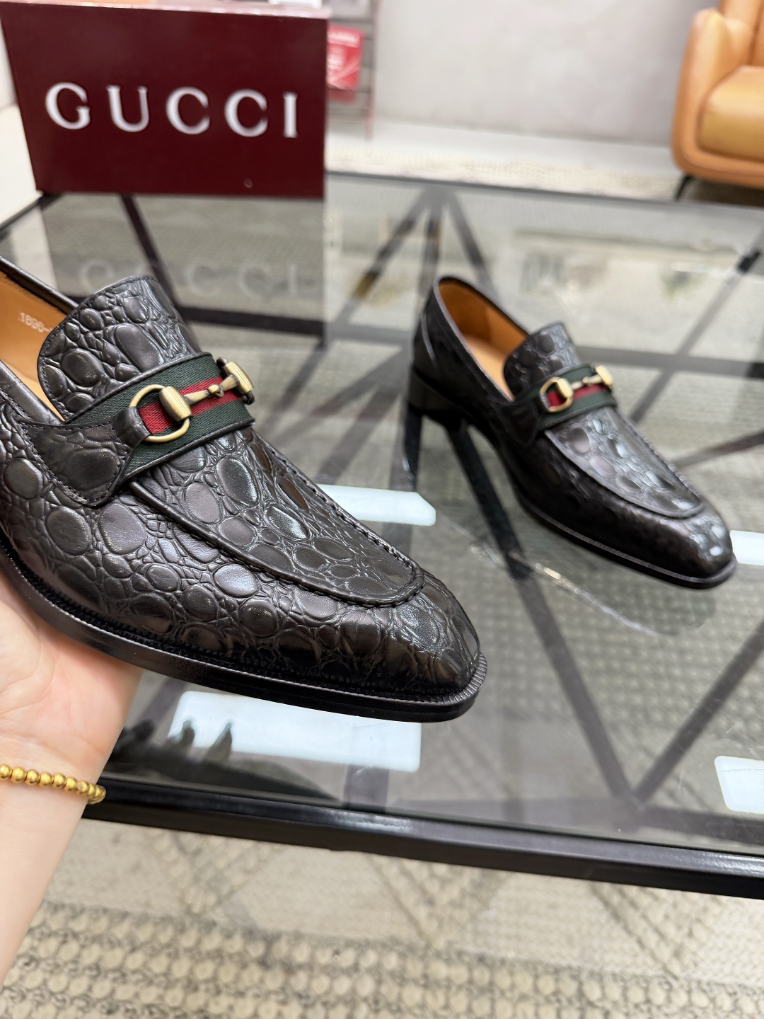 P620 G 🔍顶级代购🇮🇹 古 炸街男神休闲套脚皮底系列皮鞋专柜同步发售原厂配置，意大利进口牛皮面料，全进口水染牛皮里垫，鞋底：原厂特供原版底超级舒适，原厂跟单货 🔍🔍高品质，可随意进出专柜，欢迎对比专柜同步，码数 39-44（订 38 45 46）