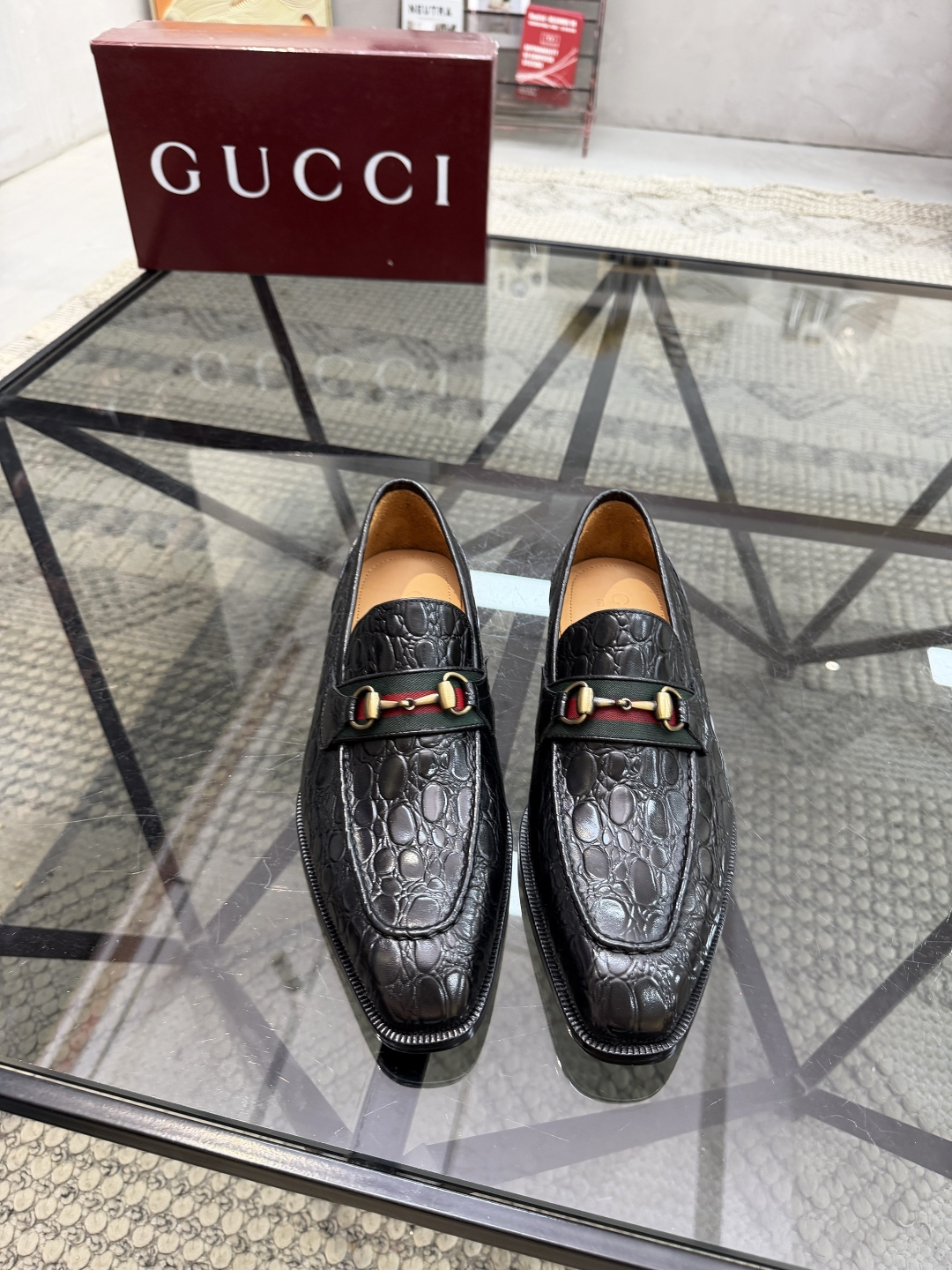 P620 G 🔍顶级代购🇮🇹 古 炸街男神休闲套脚皮底系列皮鞋专柜同步发售原厂配置，意大利进口牛皮面料，全进口水染牛皮里垫，鞋底：原厂特供原版底超级舒适，原厂跟单货 🔍🔍高品质，可随意进出专柜，欢迎对比专柜同步，码数 39-44（订 38 45 46）