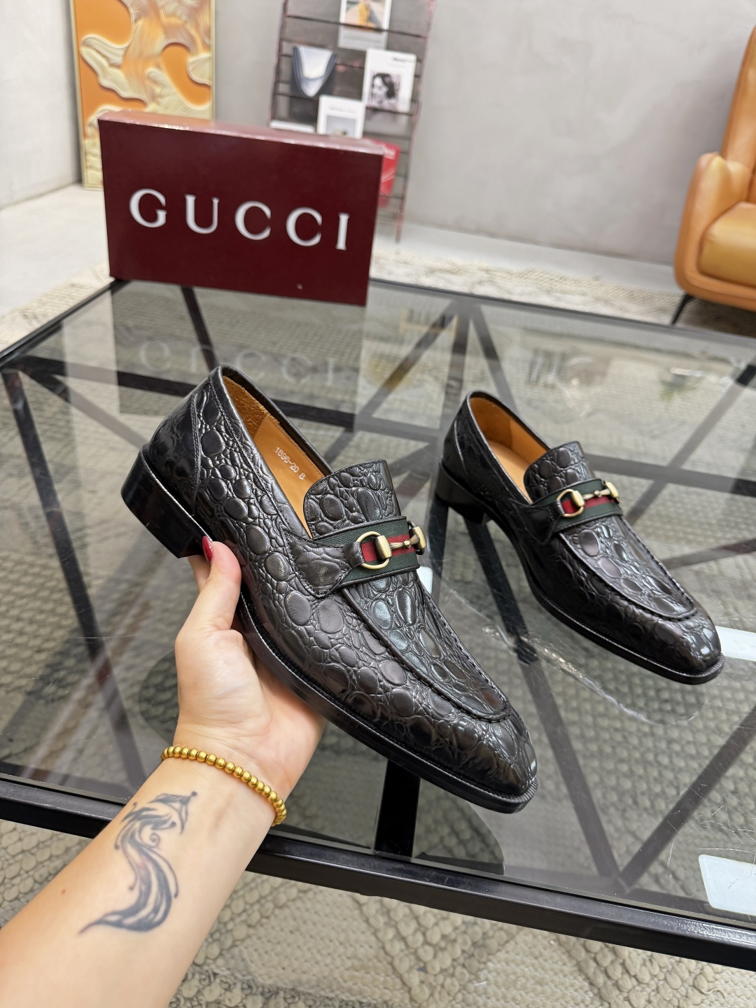 P620 G 🔍顶级代购🇮🇹 古 炸街男神休闲套脚皮底系列皮鞋专柜同步发售原厂配置，意大利进口牛皮面料，全进口水染牛皮里垫，鞋底：原厂特供原版底超级舒适，原厂跟单货 🔍🔍高品质，可随意进出专柜，欢迎对比专柜同步，码数 39-44（订 38 45 46）