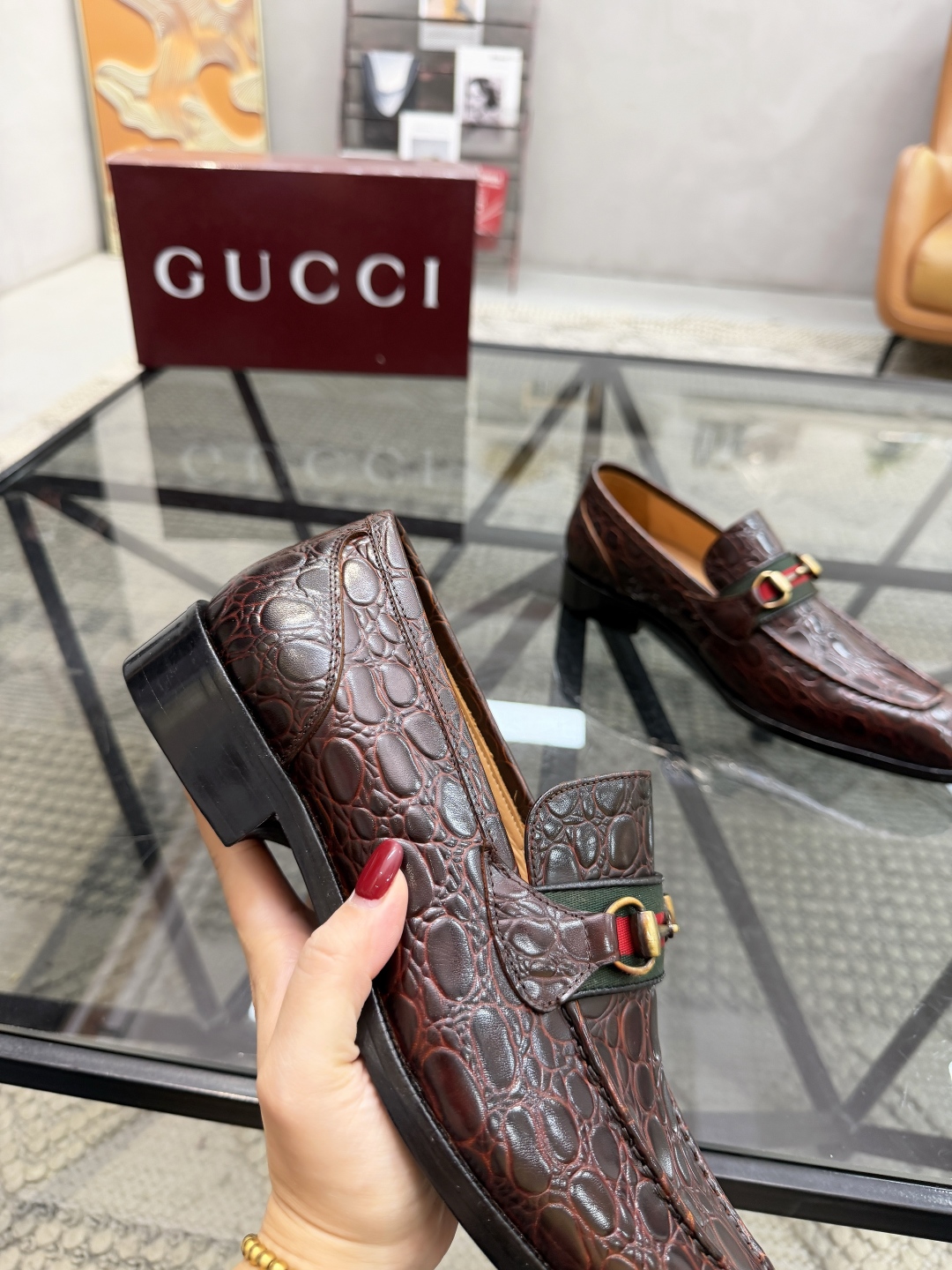 P620 G 🔍顶级代购🇮🇹 古 炸街男神休闲套脚皮底系列皮鞋专柜同步发售原厂配置，意大利进口牛皮面料，全进口水染牛皮里垫，鞋底：原厂特供原版底超级舒适，原厂跟单货 🔍🔍高品质，可随意进出专柜，欢迎对比专柜同步，码数 39-44（订 38 45 46）