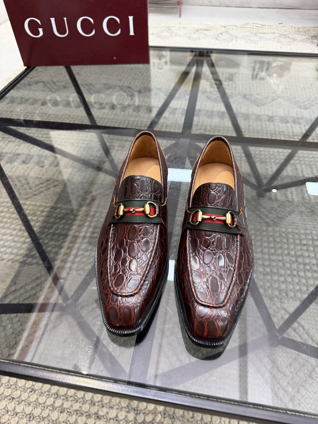 P620 G 🔍顶级代购🇮🇹 古 炸街男神休闲套脚皮底系列皮鞋专柜同步发售原厂配置，意大利进口牛皮面料，全进口水染牛皮里垫，鞋底：原厂特供原版底超级舒适，原厂跟单货 🔍🔍高品质，可随意进出专柜，欢迎对比专柜同步，码数 39-44（订 38 45 46）