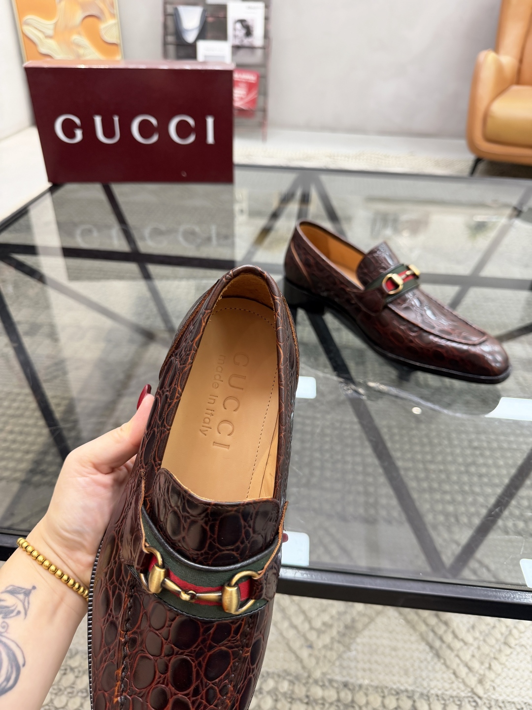 P620 G 🔍顶级代购🇮🇹 古 炸街男神休闲套脚皮底系列皮鞋专柜同步发售原厂配置，意大利进口牛皮面料，全进口水染牛皮里垫，鞋底：原厂特供原版底超级舒适，原厂跟单货 🔍🔍高品质，可随意进出专柜，欢迎对比专柜同步，码数 39-44（订 38 45 46）