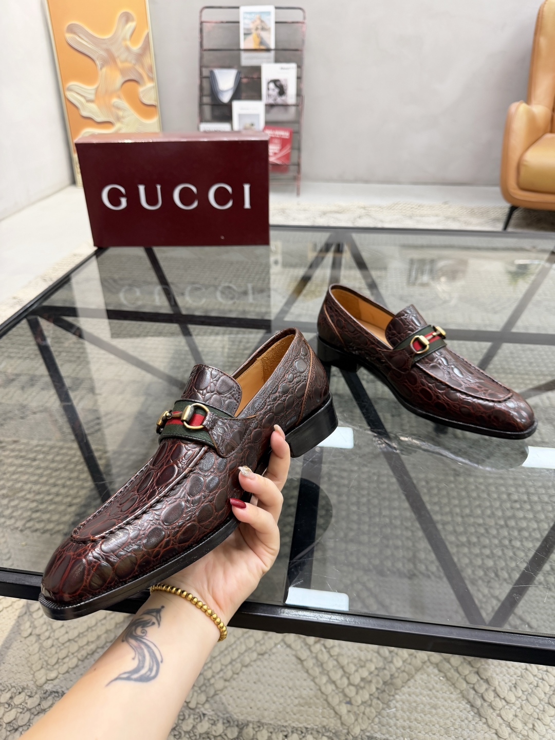 P620 G 🔍顶级代购🇮🇹 古 炸街男神休闲套脚皮底系列皮鞋专柜同步发售原厂配置，意大利进口牛皮面料，全进口水染牛皮里垫，鞋底：原厂特供原版底超级舒适，原厂跟单货 🔍🔍高品质，可随意进出专柜，欢迎对比专柜同步，码数 39-44（订 38 45 46）