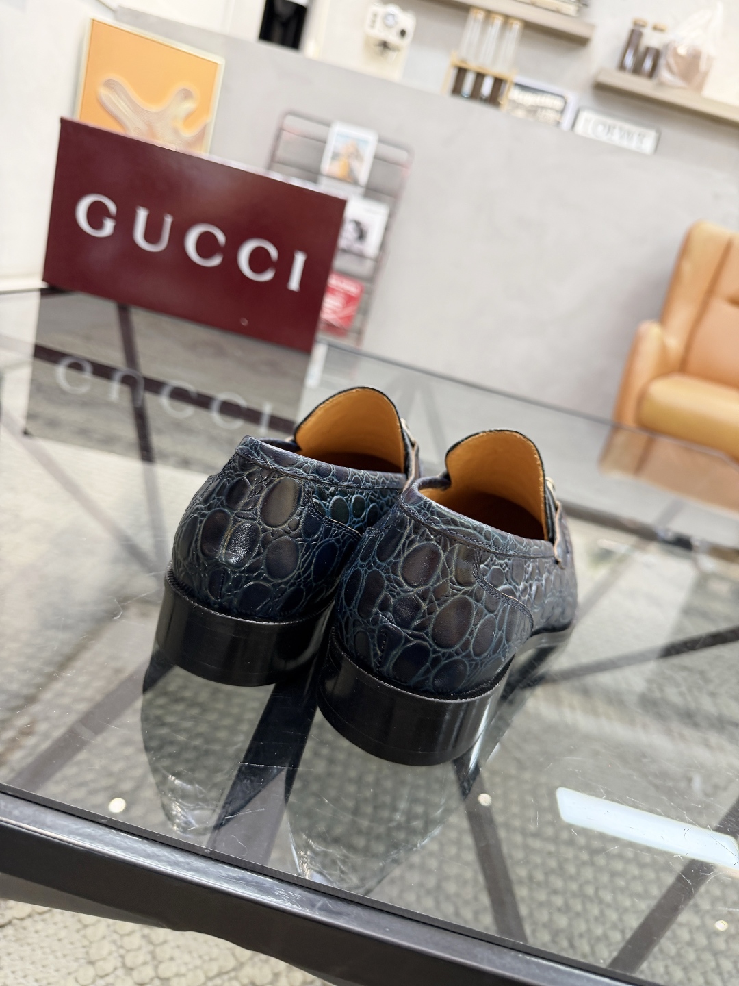 P620 G 🔍顶级代购🇮🇹 古 炸街男神休闲套脚皮底系列皮鞋专柜同步发售原厂配置，意大利进口牛皮面料，全进口水染牛皮里垫，鞋底：原厂特供原版底超级舒适，原厂跟单货 🔍🔍高品质，可随意进出专柜，欢迎对比专柜同步，码数 39-44（订 38 45 46）