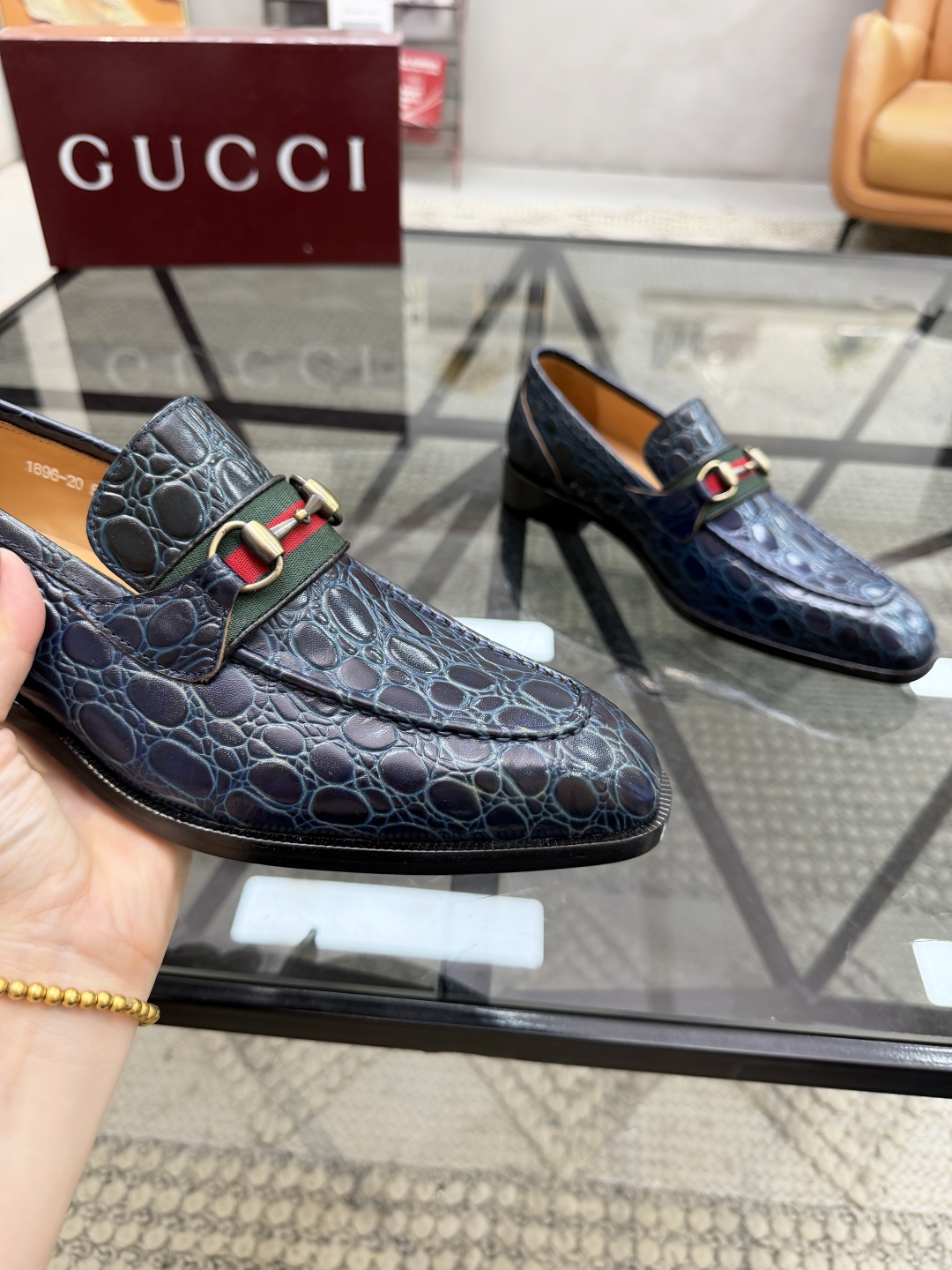 P620 G 🔍顶级代购🇮🇹 古 炸街男神休闲套脚皮底系列皮鞋专柜同步发售原厂配置，意大利进口牛皮面料，全进口水染牛皮里垫，鞋底：原厂特供原版底超级舒适，原厂跟单货 🔍🔍高品质，可随意进出专柜，欢迎对比专柜同步，码数 39-44（订 38 45 46）