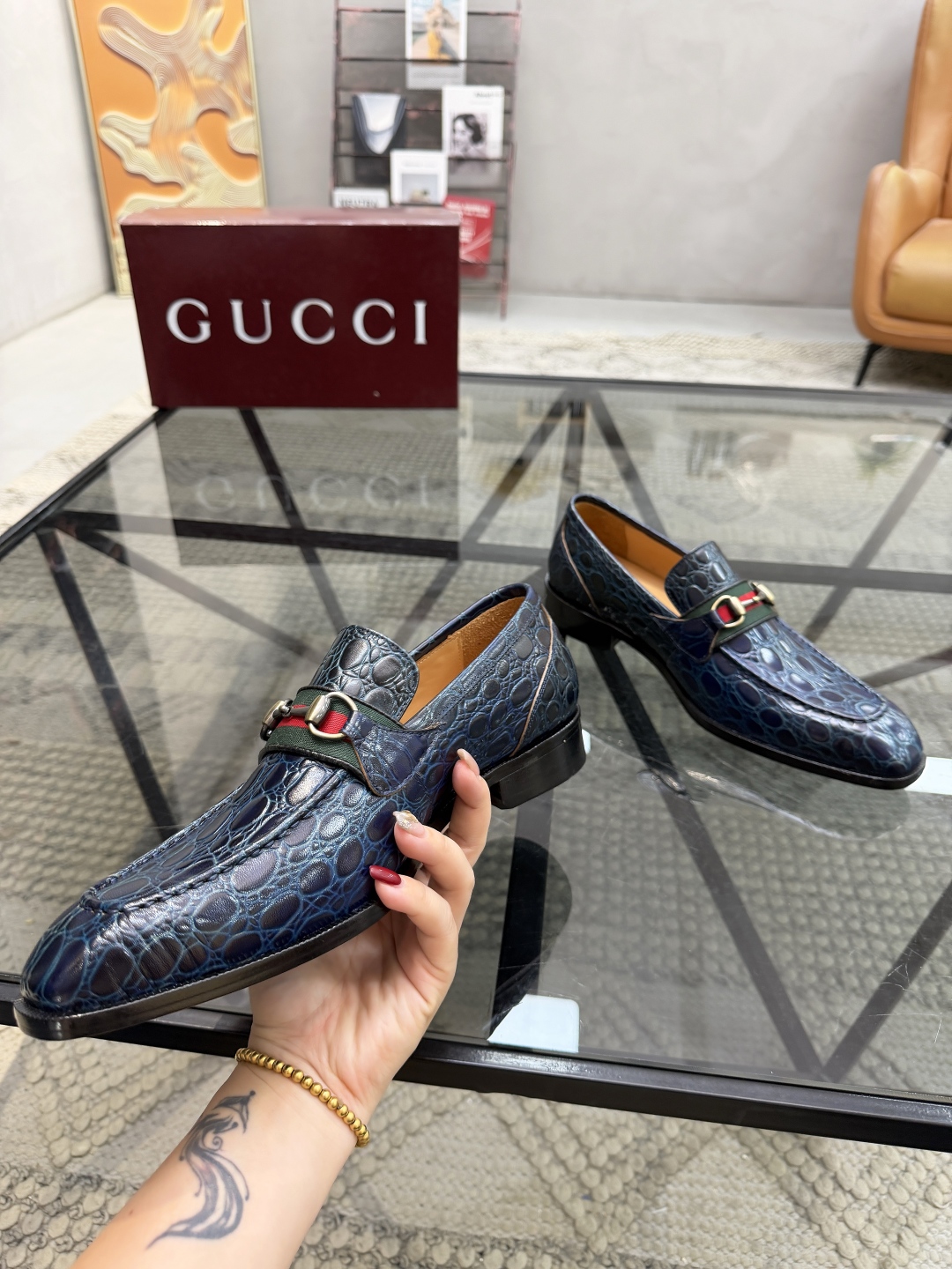 P620 G 🔍顶级代购🇮🇹 古 炸街男神休闲套脚皮底系列皮鞋专柜同步发售原厂配置，意大利进口牛皮面料，全进口水染牛皮里垫，鞋底：原厂特供原版底超级舒适，原厂跟单货 🔍🔍高品质，可随意进出专柜，欢迎对比专柜同步，码数 39-44（订 38 45 46）