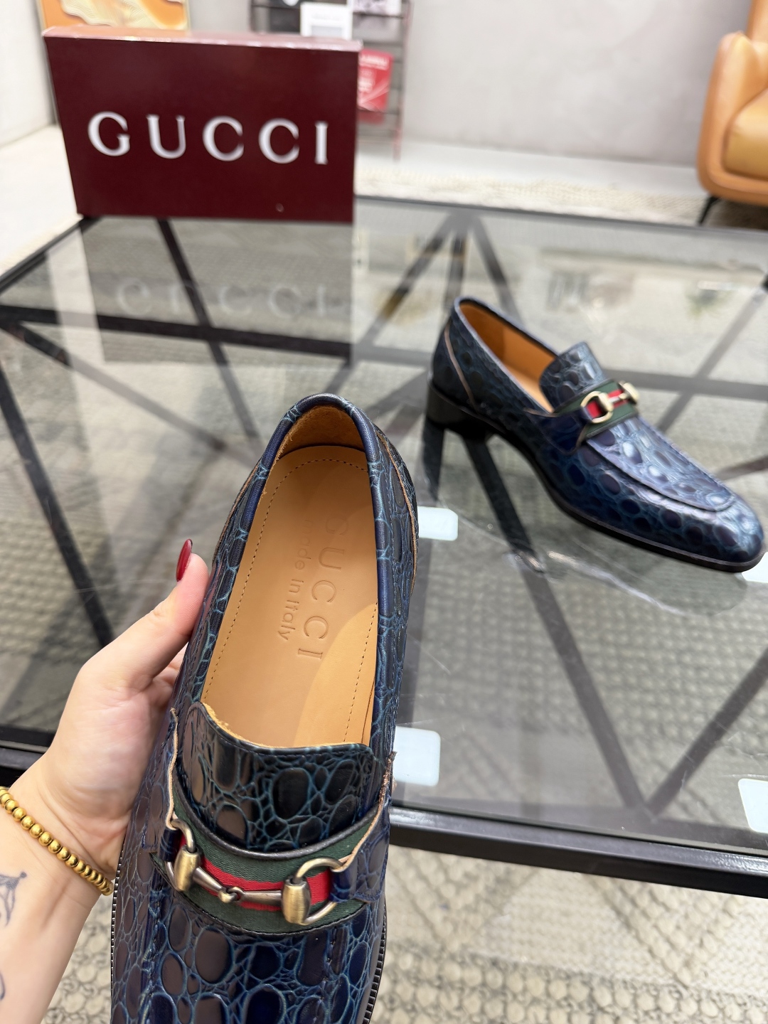 P620 G 🔍顶级代购🇮🇹 古 炸街男神休闲套脚皮底系列皮鞋专柜同步发售原厂配置，意大利进口牛皮面料，全进口水染牛皮里垫，鞋底：原厂特供原版底超级舒适，原厂跟单货 🔍🔍高品质，可随意进出专柜，欢迎对比专柜同步，码数 39-44（订 38 45 46）